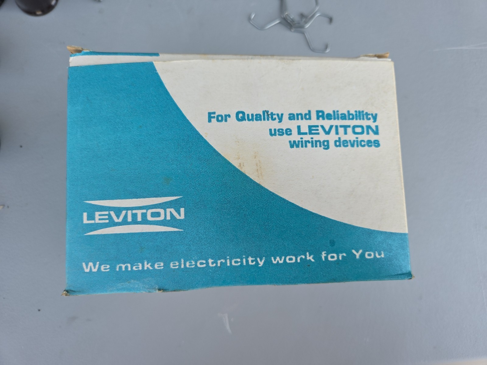 23-USA BAKELITE 1982 LEVITON NO. 167 660W 250V WEATHERPROOF PIN-TYPE LAMPHOLDER