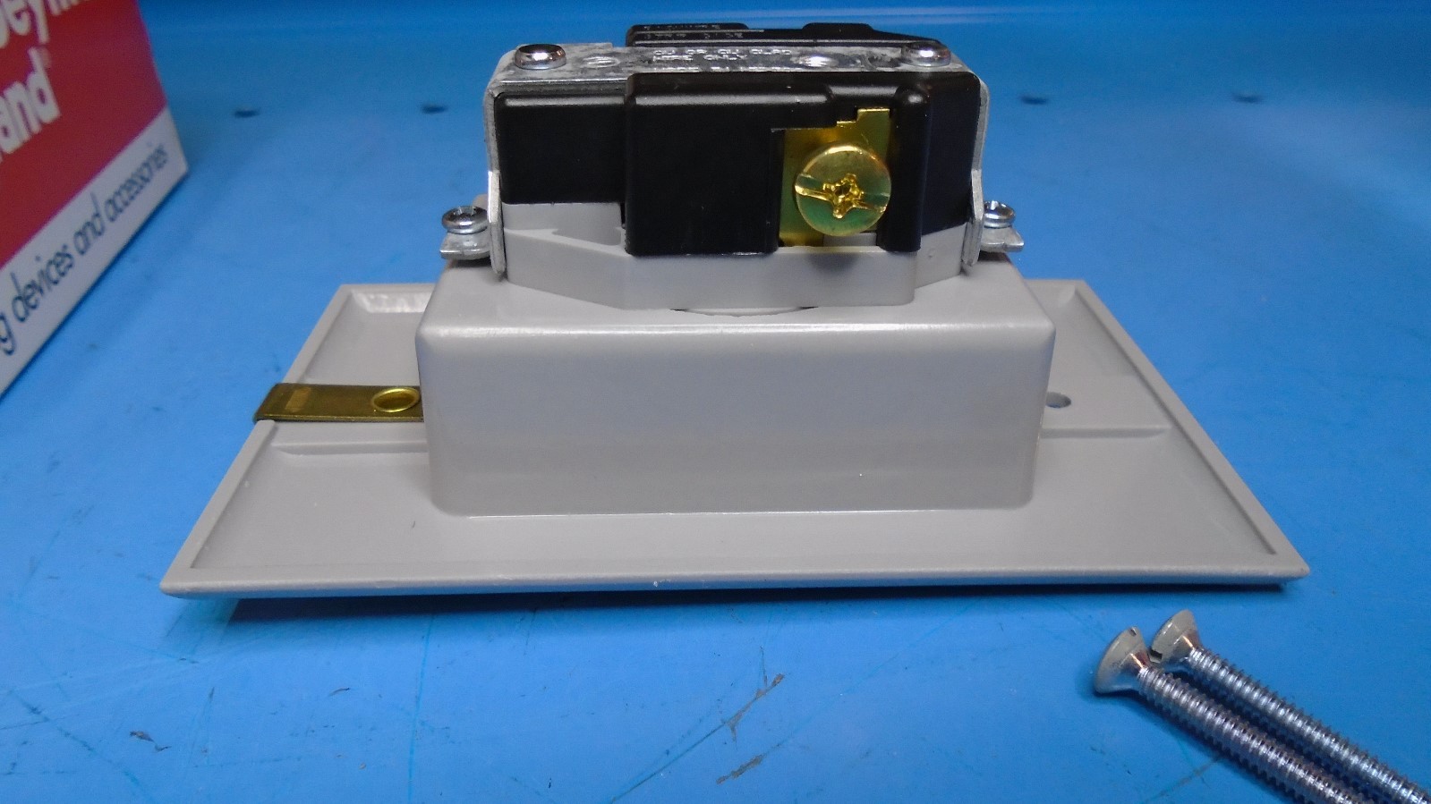Pass & Seymour S3713-GRY Single Recessed Receptacle 15a 125v, Clock Hanger