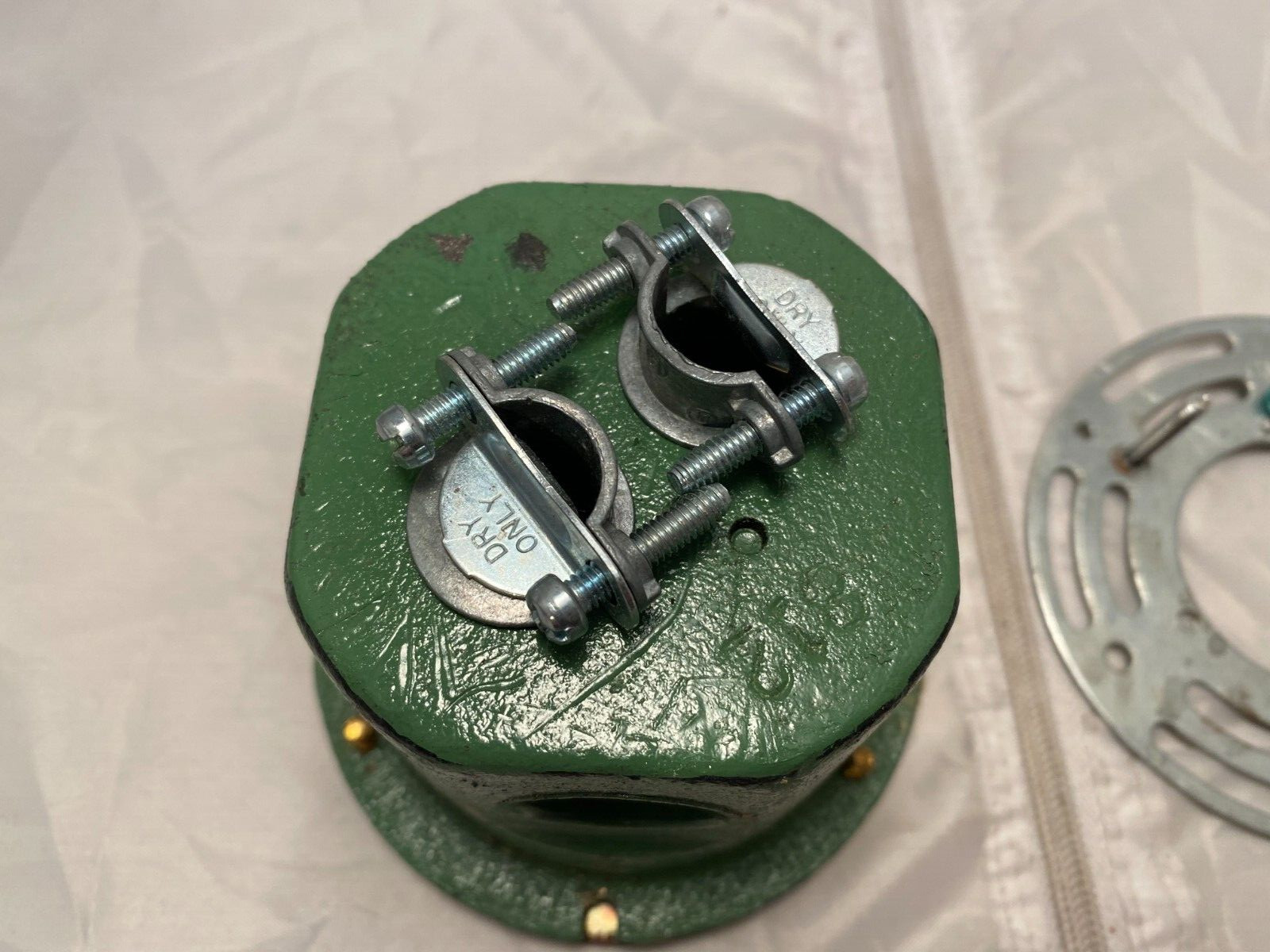 Electrical Floor Box Flush Mounted Cast Iron Round 2 Screw Plugs Cover 812 UL