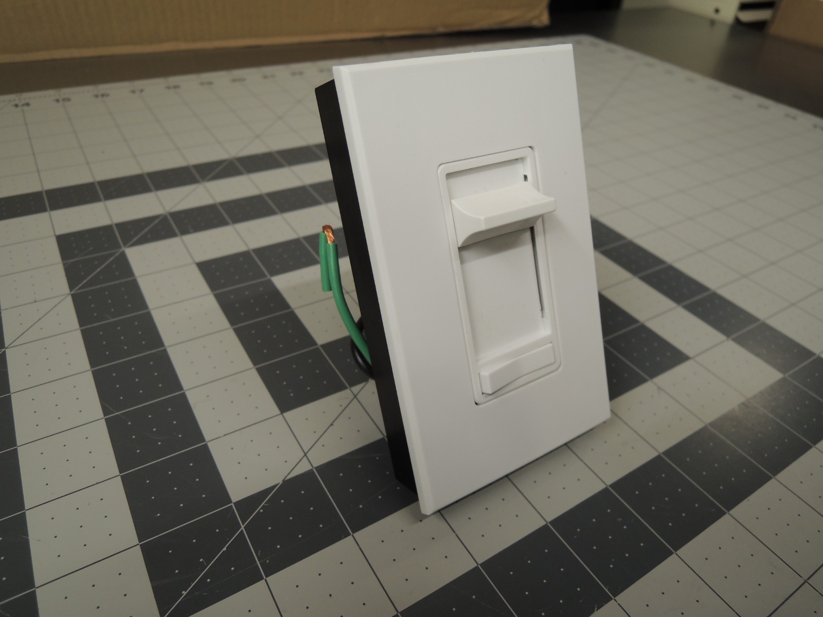 Leviton Renoir Dimmer Switch, 800W, Slide Dimmer Narrow Fin, White, 80800-L