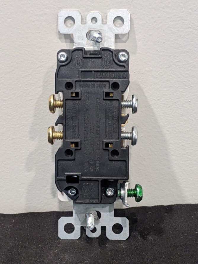 Eaton – TR270W-E – White Tamper Resistant Duplex Receptacle Outlet 15A