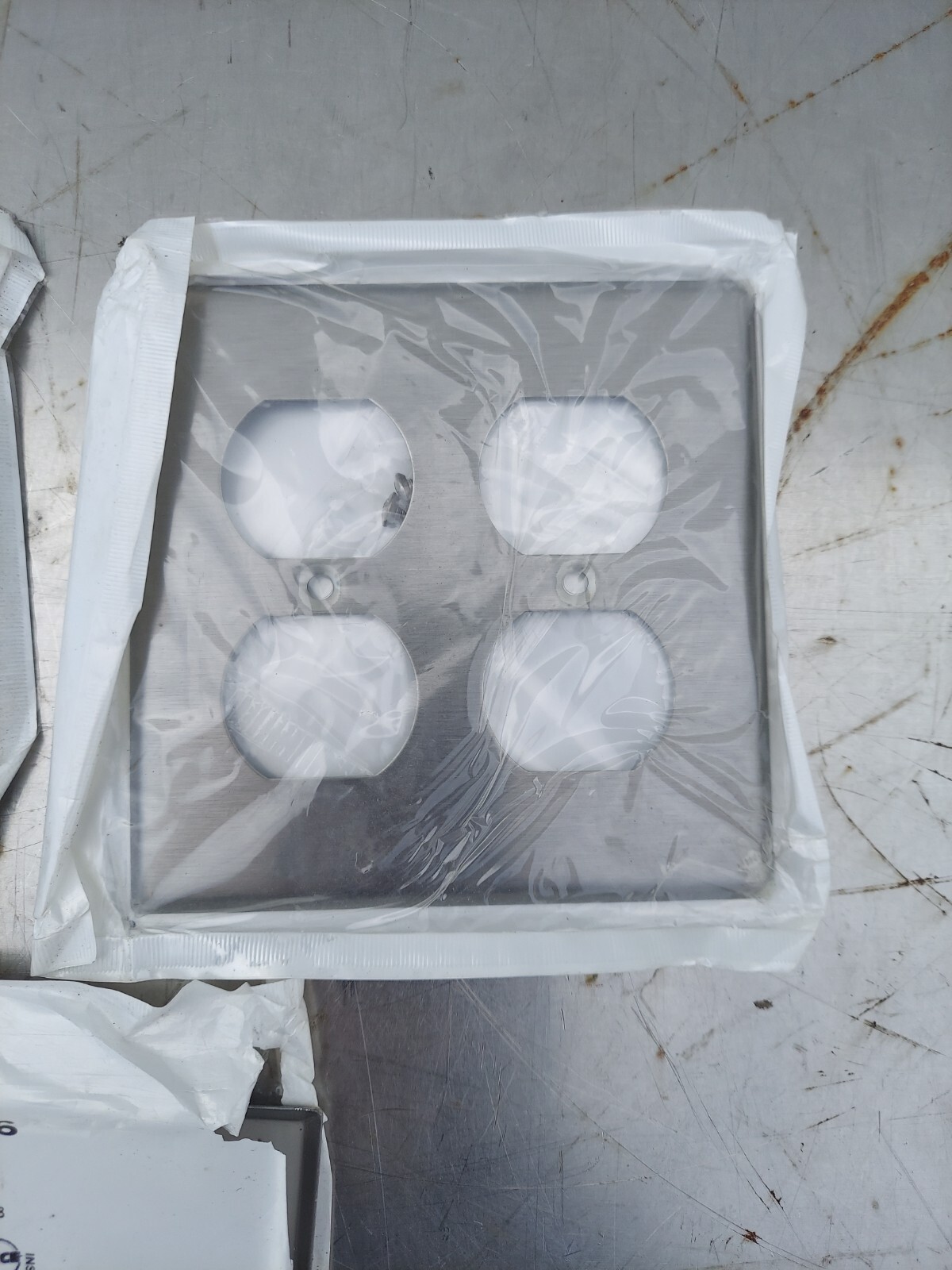 Lot of 5 – Leviton Mfg Co Wallplate Duplex Outlet Cover 003-84016