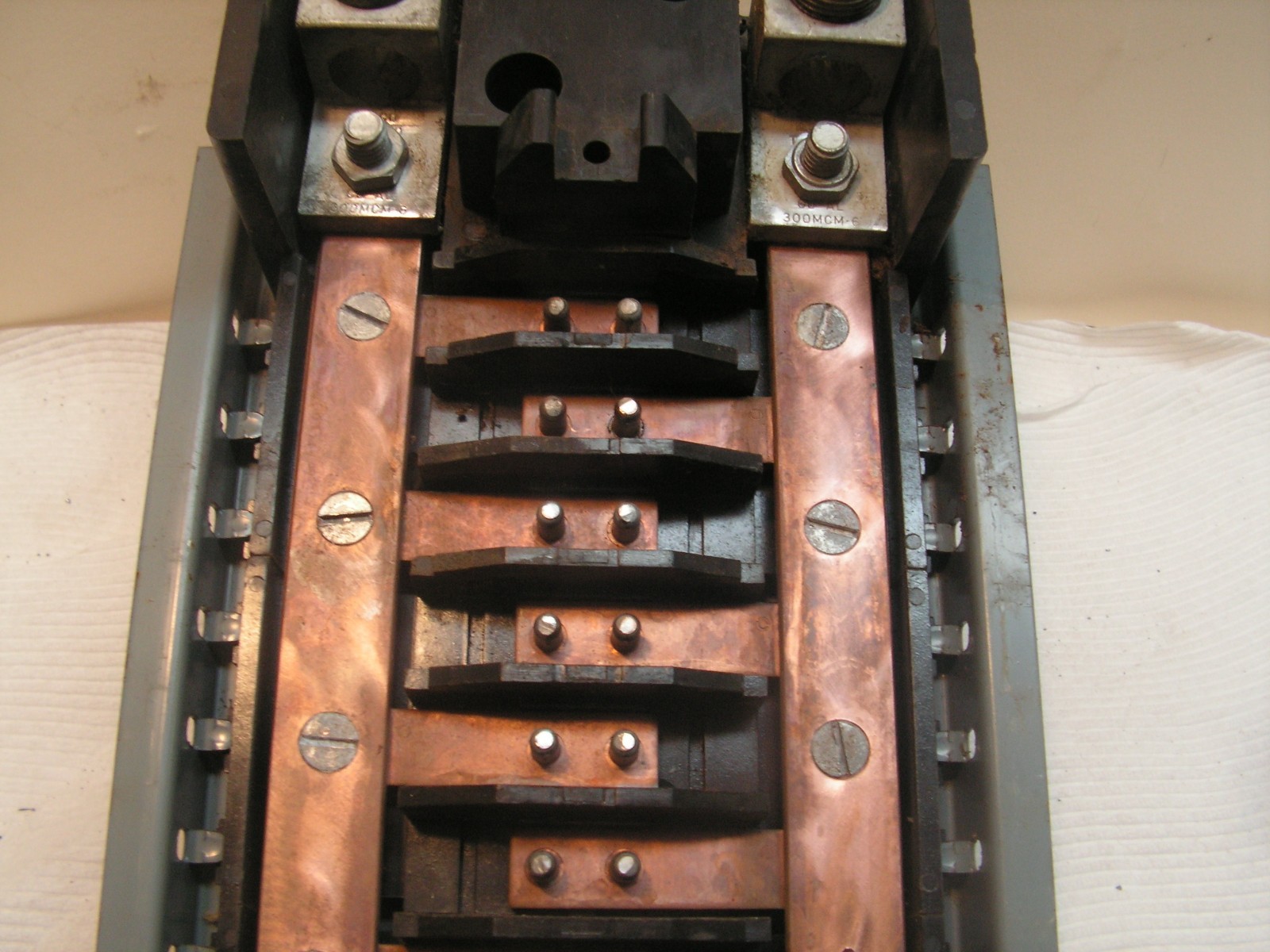 Cutler-Hammer Main Lug Busbar 150 Amps 30 Spaces 2 Sided Cat. No. CH30