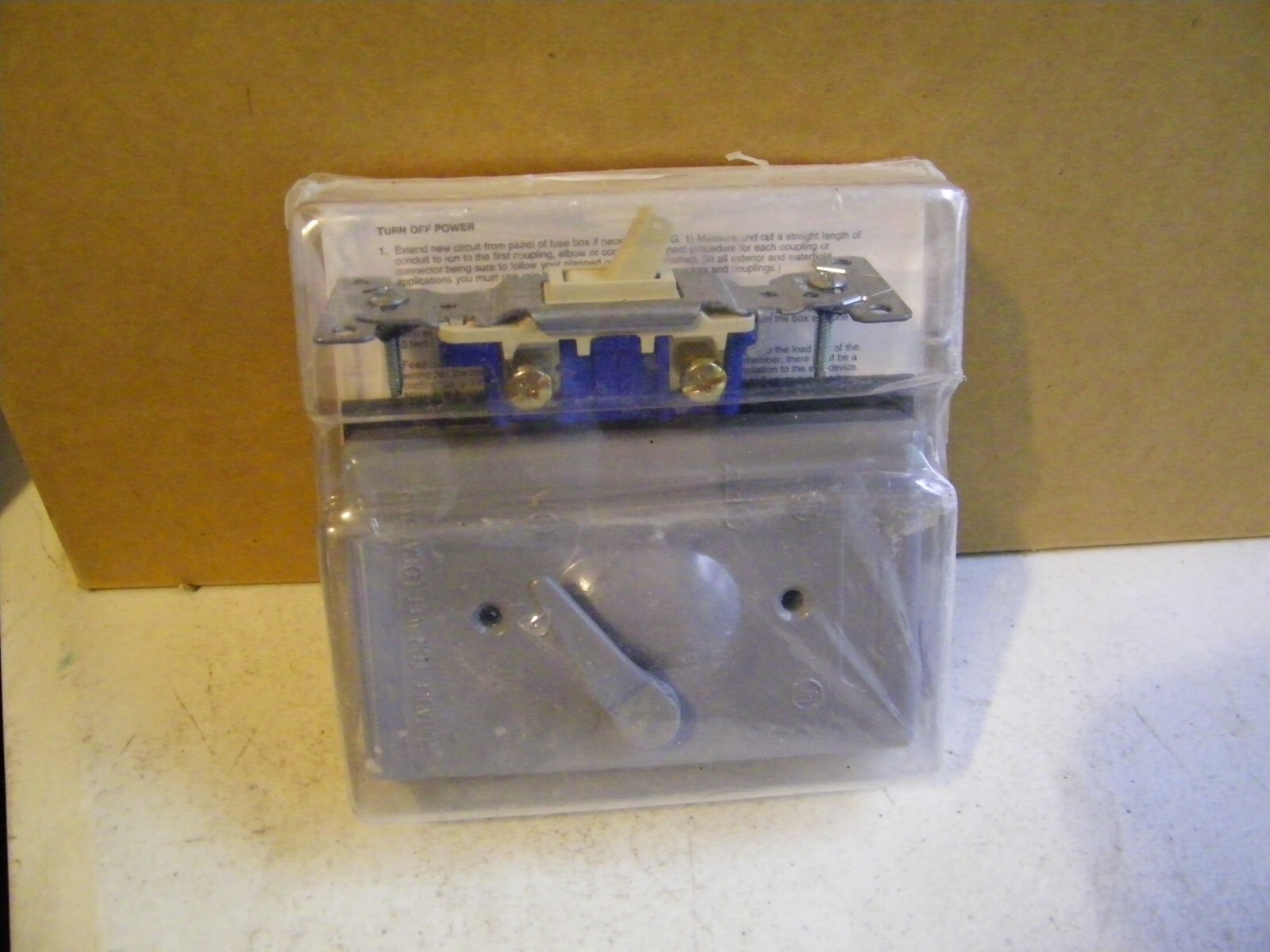 1-Gang Weatherproof Cover, Vertical, Toggle Single Pole 125V, 15A