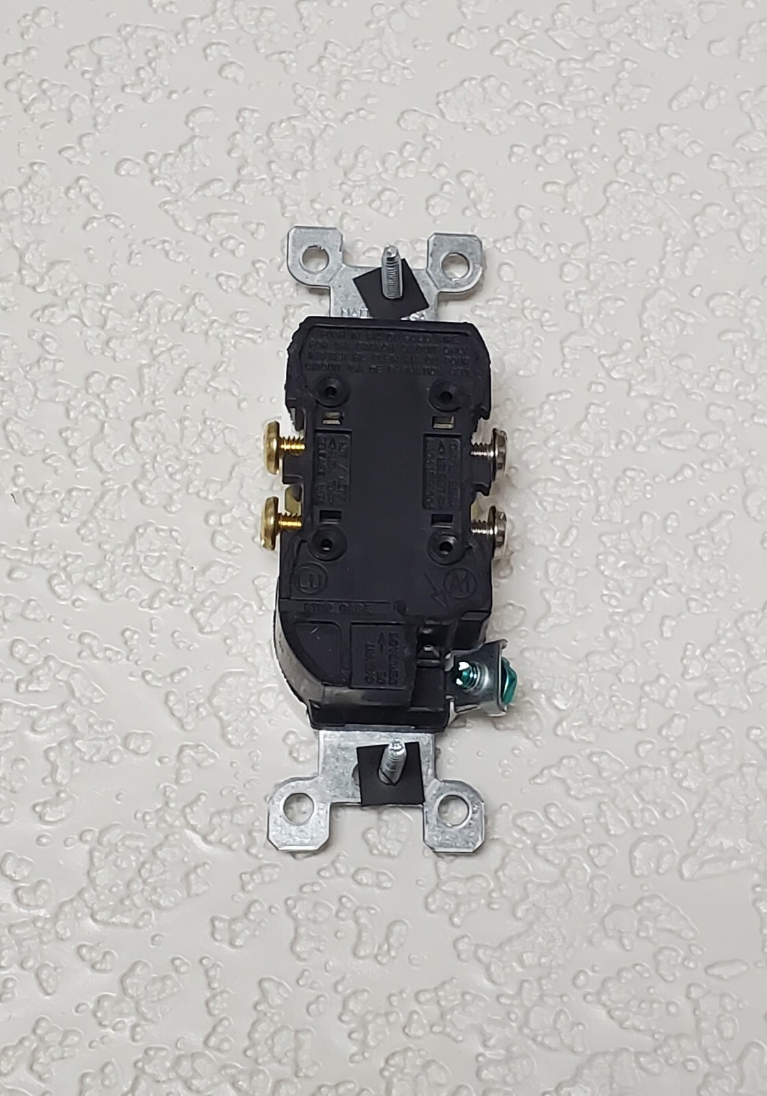 15 Amp White Duplex Grounding Electrical Outlet Residential Push-In Or Side Wire