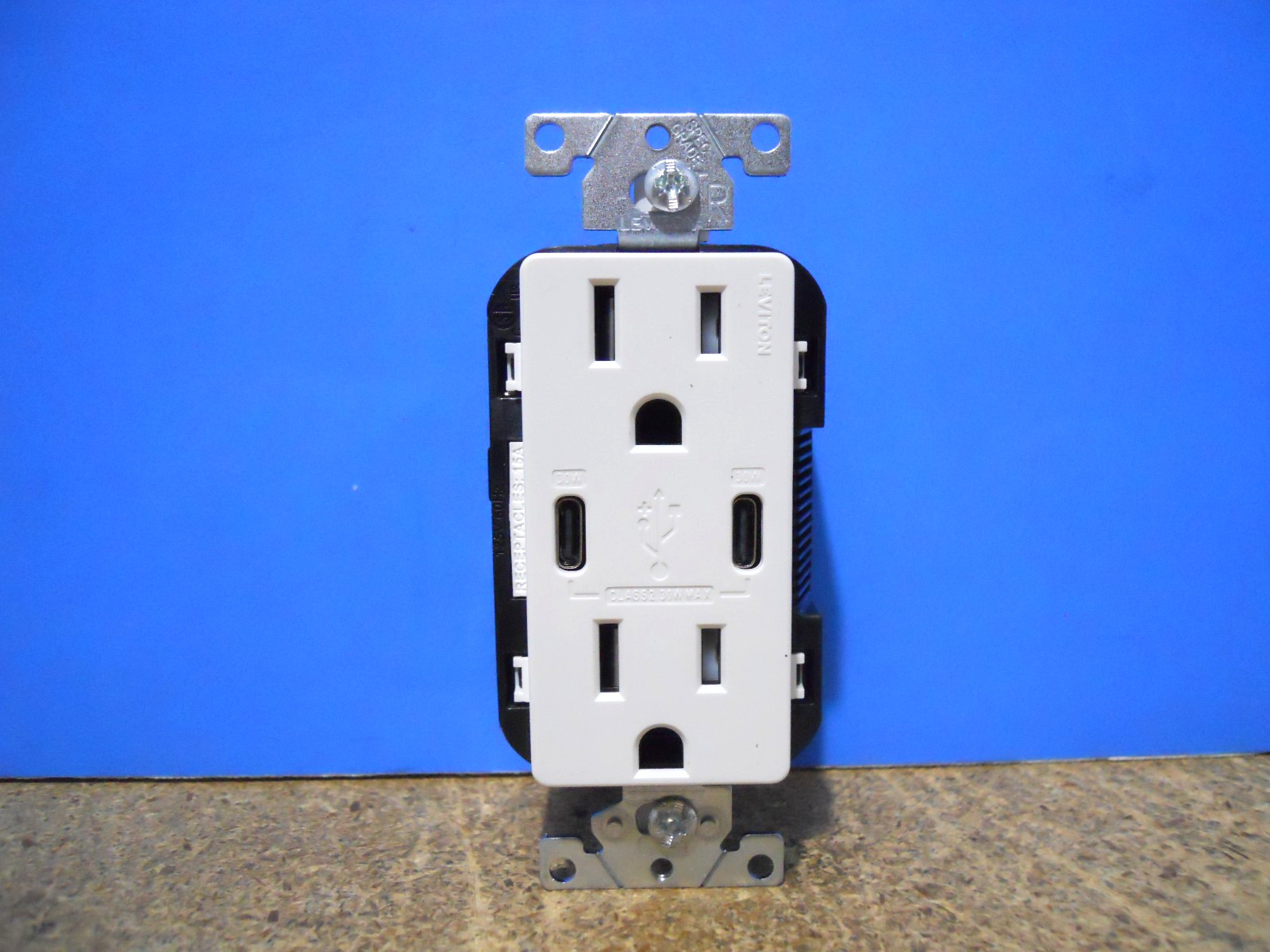 Leviton Decora + T5635-BW 30W USB-C Duplex Outlet White Charges Phones Tablets