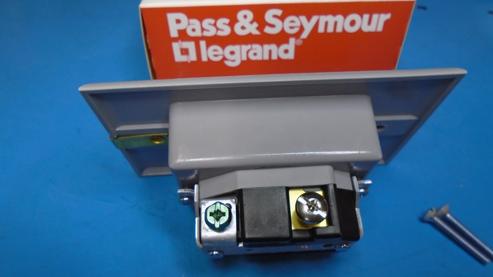 Pass & Seymour S3713-GRY Single Recessed Receptacle 15a 125v, Clock Hanger