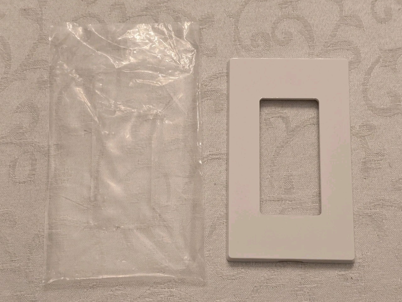 Leviton 1-Gang Decora Plus Screwless Wall Plate, 80301-SW, White