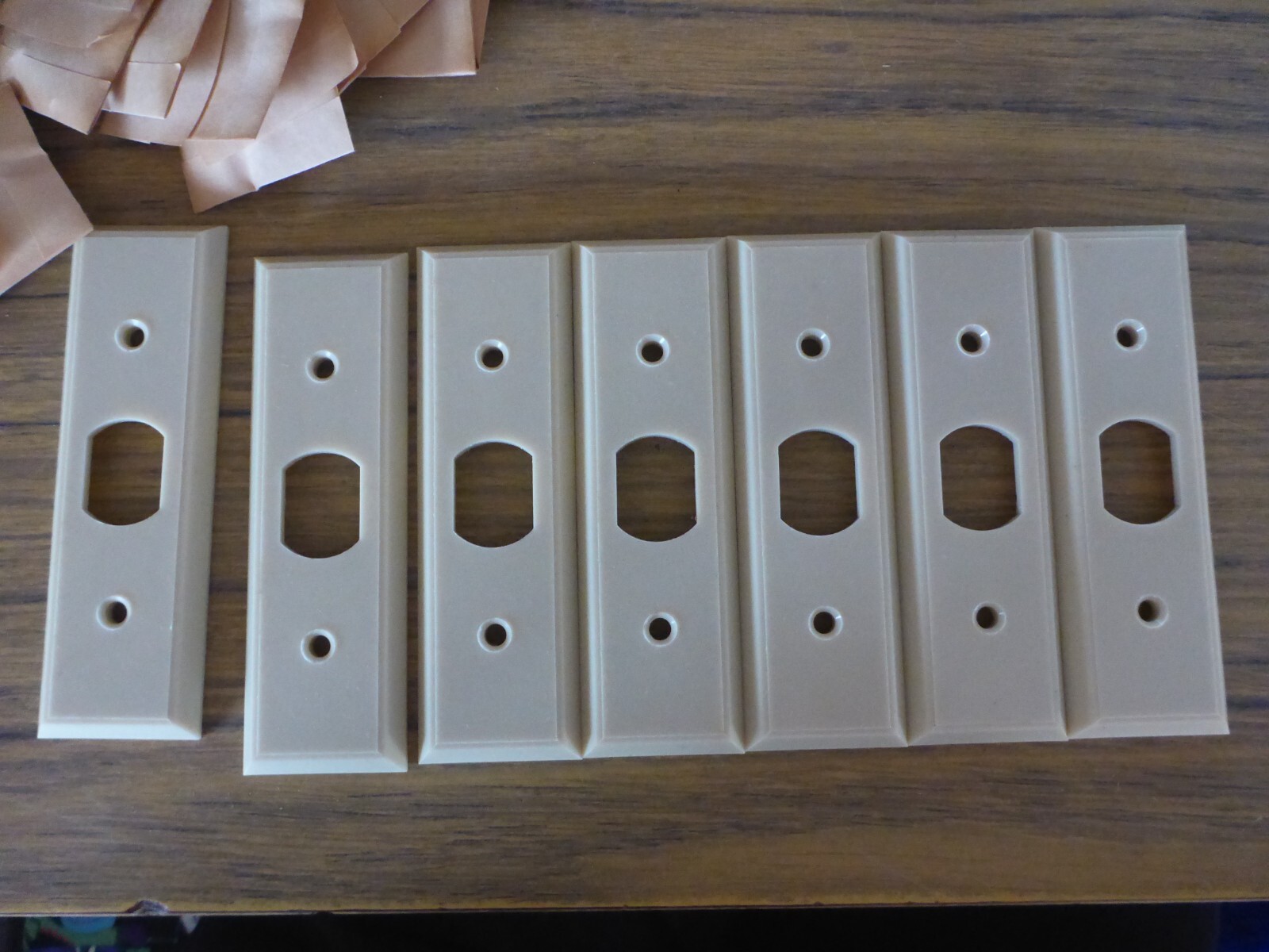 17 New 1656-1 box Pass & Seymour Narrow Ivory Plastic Wall Plate for One Despard