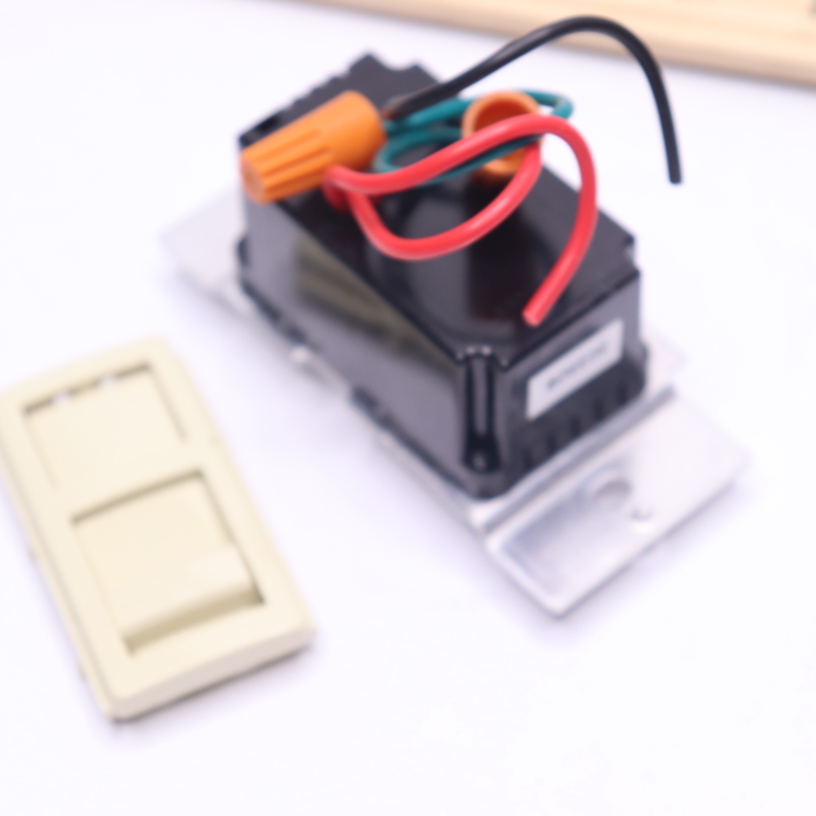 Leviton Single Pole 3 Way Preset Slide Dimmer 120V R50-IPL06-10M