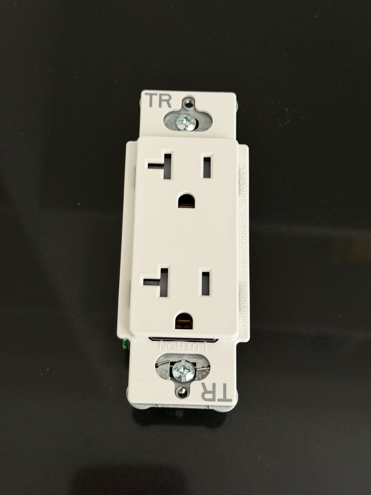 TR 20 amp child resistant outlet / White