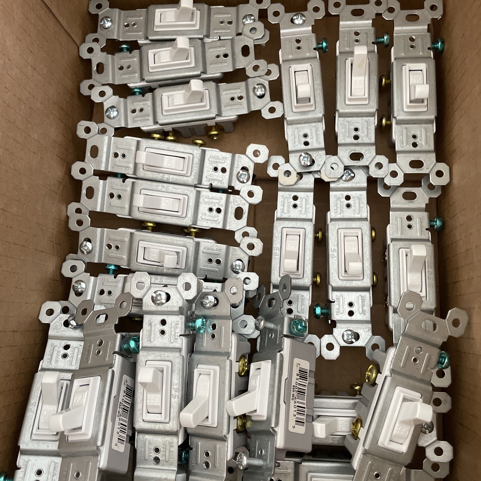 Pass and Seymour White RESIDENTIAL Toggle Wall Light Switch 15A 120V Bulk 660-WG