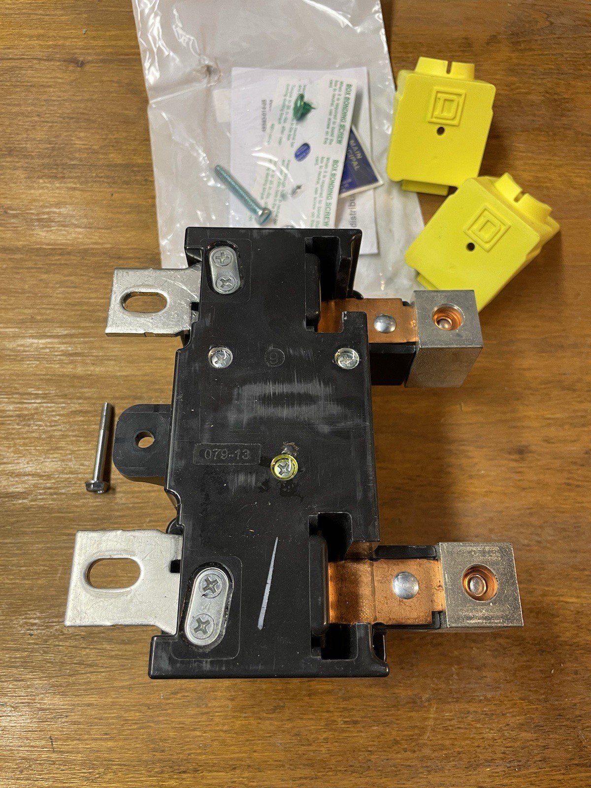 Square D QOM2200VH 200A Circuit Breaker 120/240V Bolt-On AC Rectangular 2-Pole