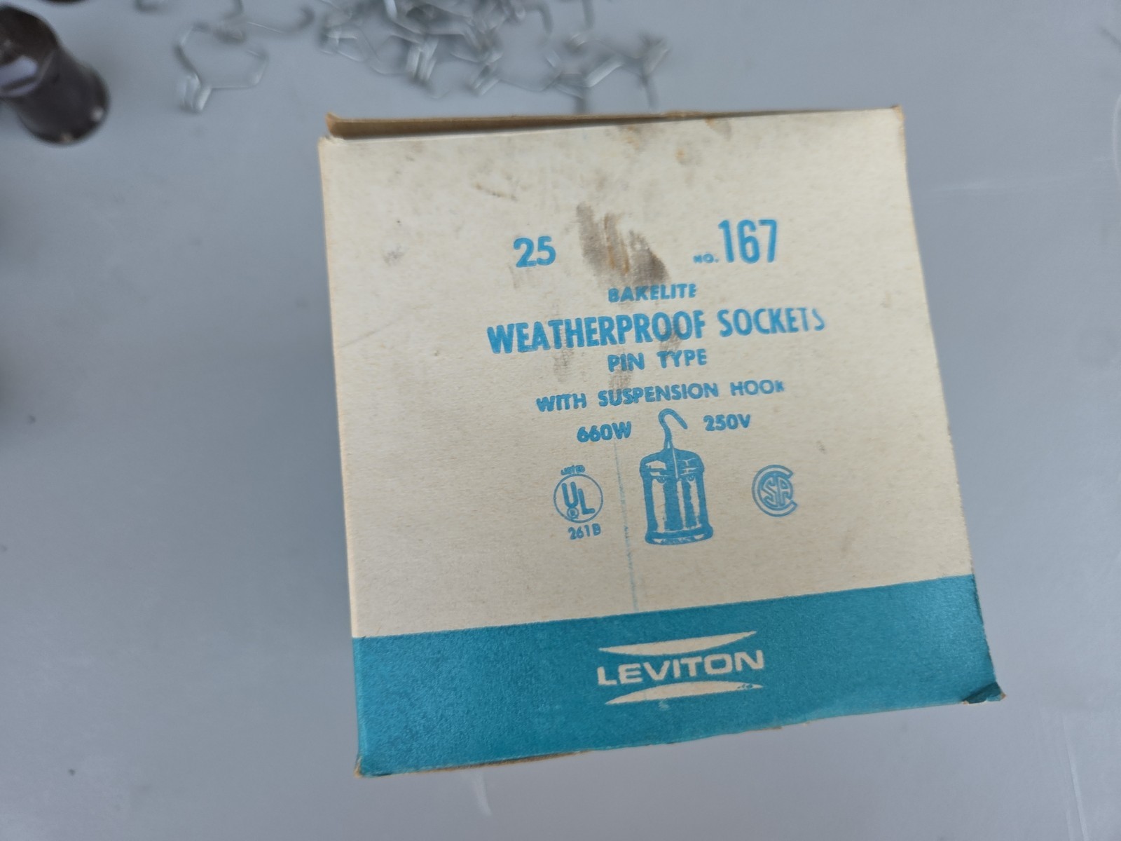 23-USA BAKELITE 1982 LEVITON NO. 167 660W 250V WEATHERPROOF PIN-TYPE LAMPHOLDER