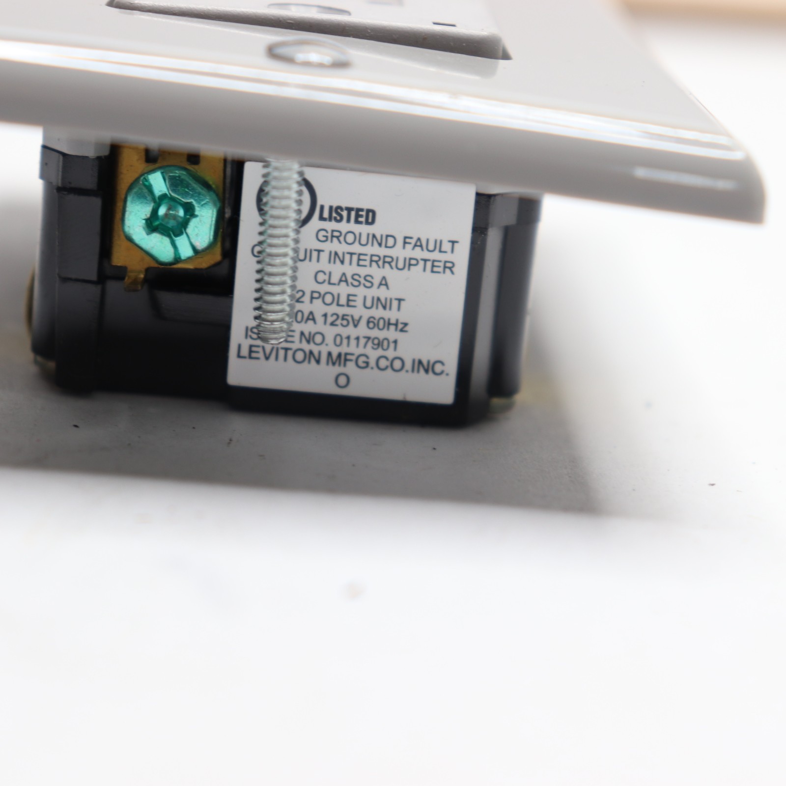 Leviton Outlet 2 Pole 20A 125V 60Hz 59281-015 2699683-070