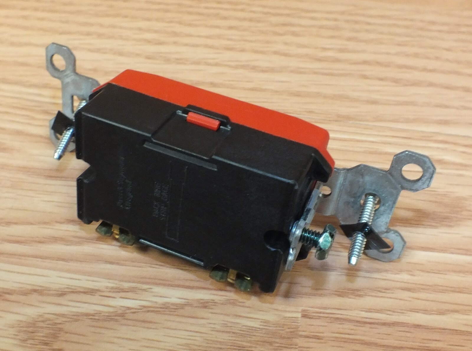 Pass & Seymour (CSB20AC1-WCC8) White 20AMP 1 Pole Back & Side Wire Toggle Switch