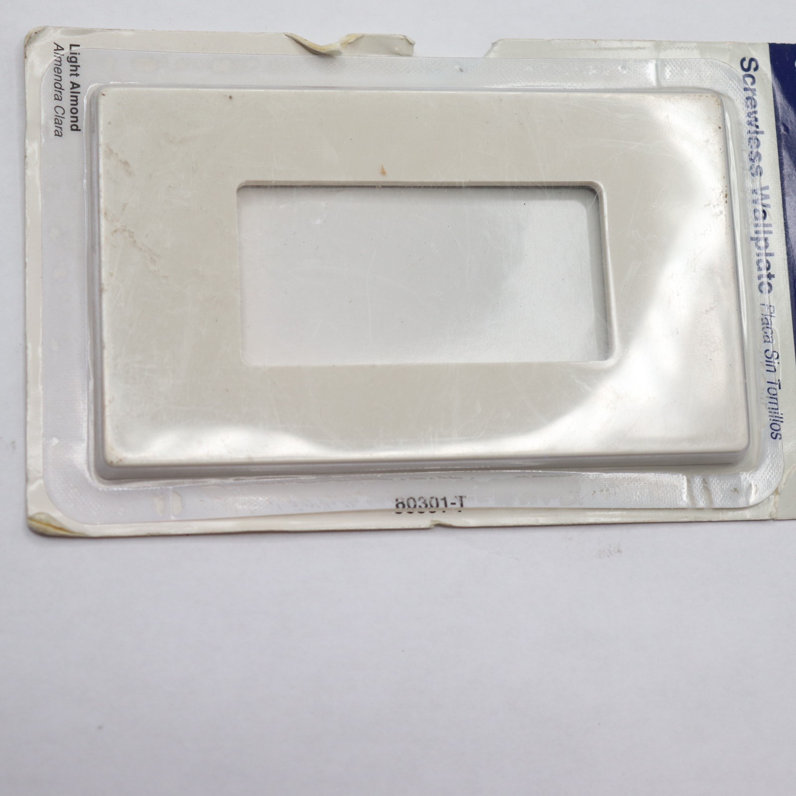 Leviton Decora Plus Screwless Snap-On Wallplate Light Almond R56-80301-00T