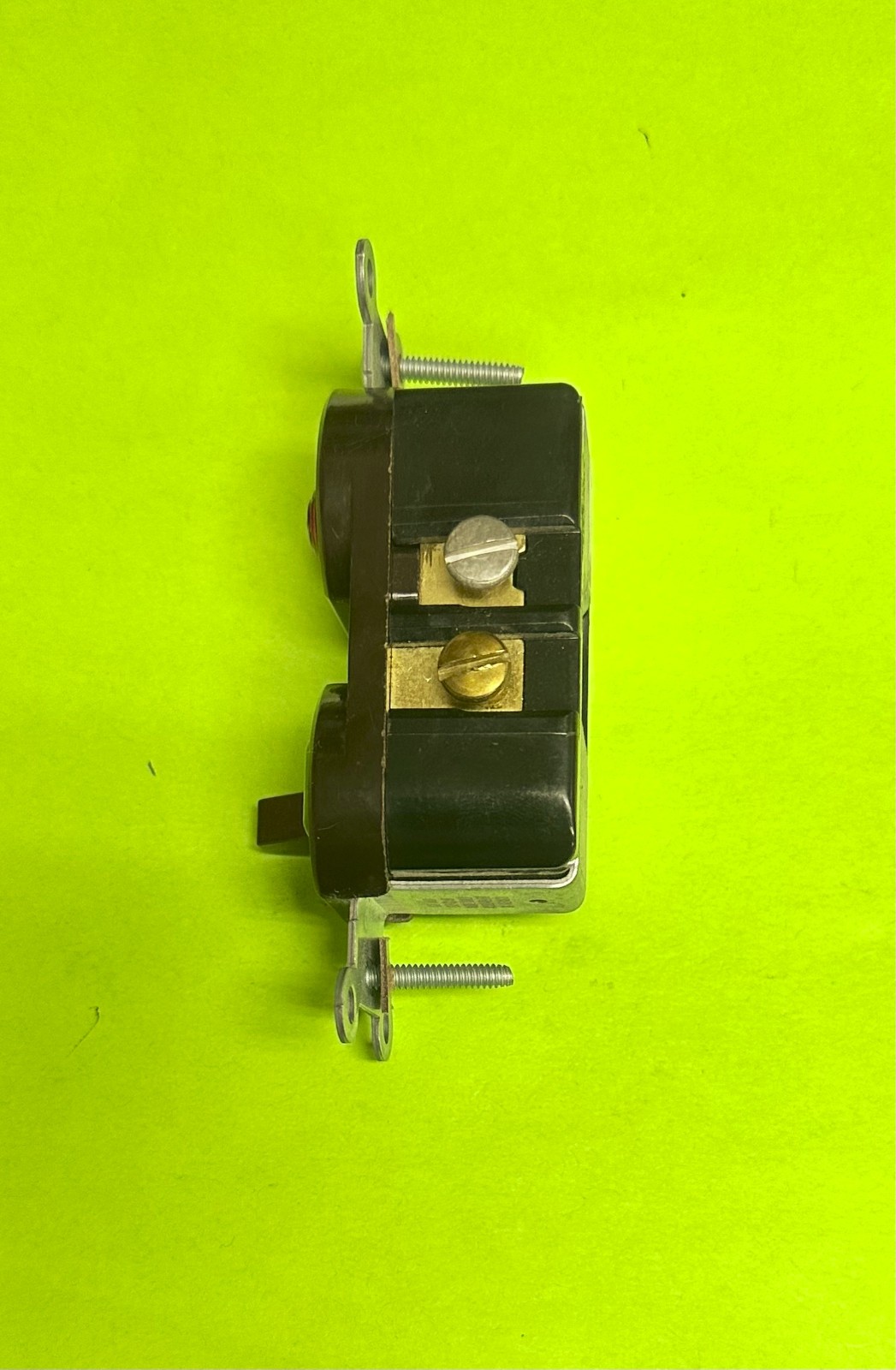 Leviton 5226 COMBINATION SP Toggle Switch & PILOT LIGHT 15A 125V BROWN