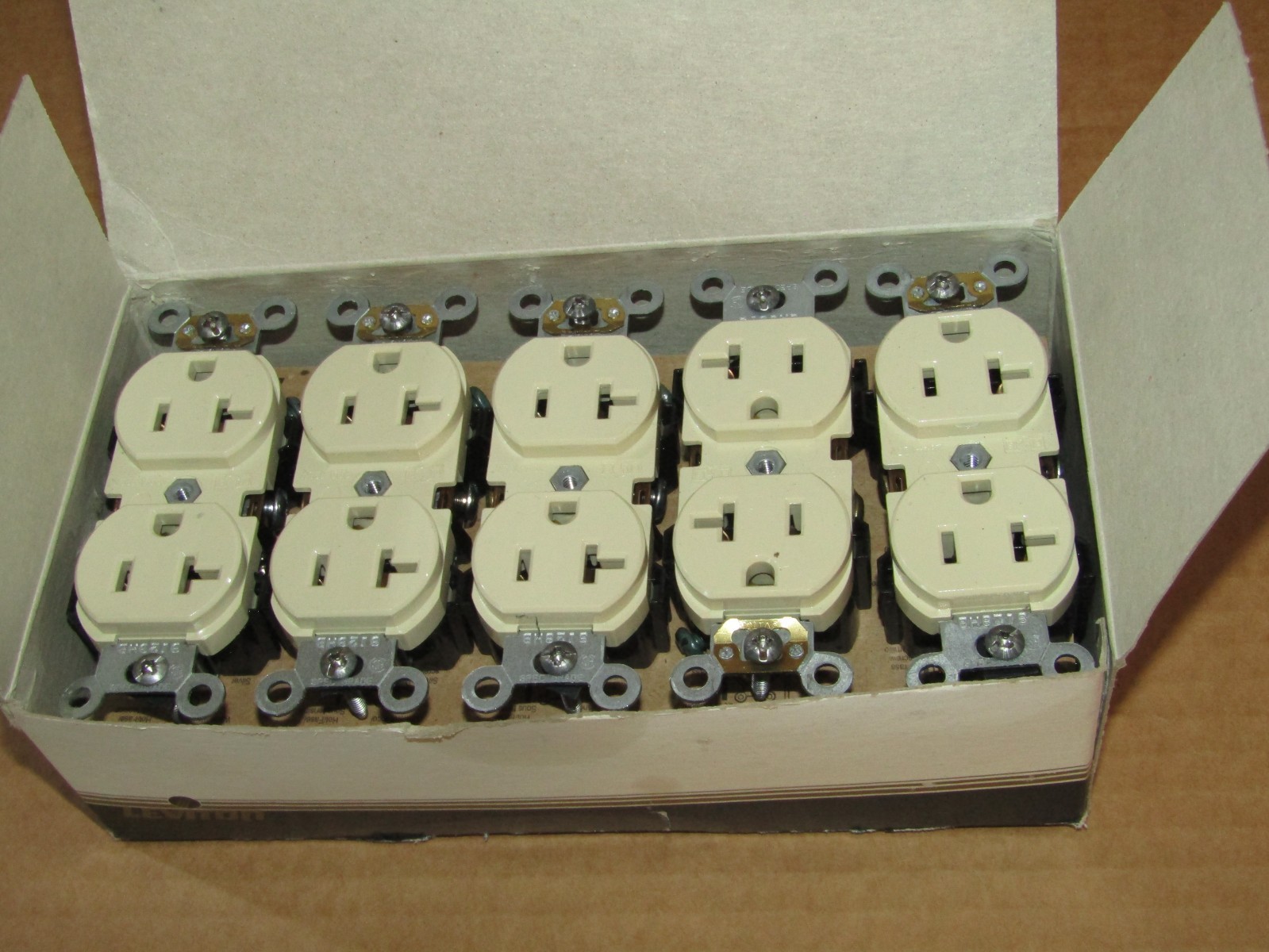 10x Leviton Duplex Receptacle 5352-I Ivory 20A-125V
