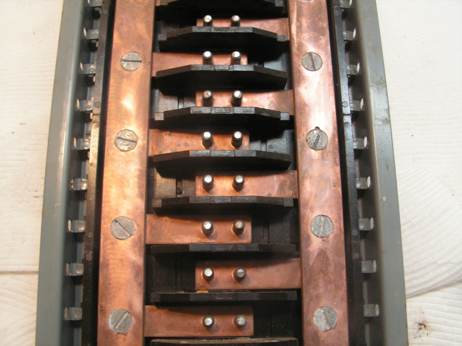 Cutler-Hammer Main Lug Busbar 150 Amps 30 Spaces 2 Sided Cat. No. CH30