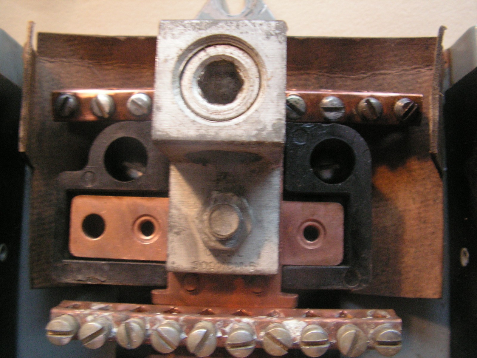 Cutler-Hammer Main Lug Busbar 150 Amps 30 Spaces 2 Sided Cat. No. CH30