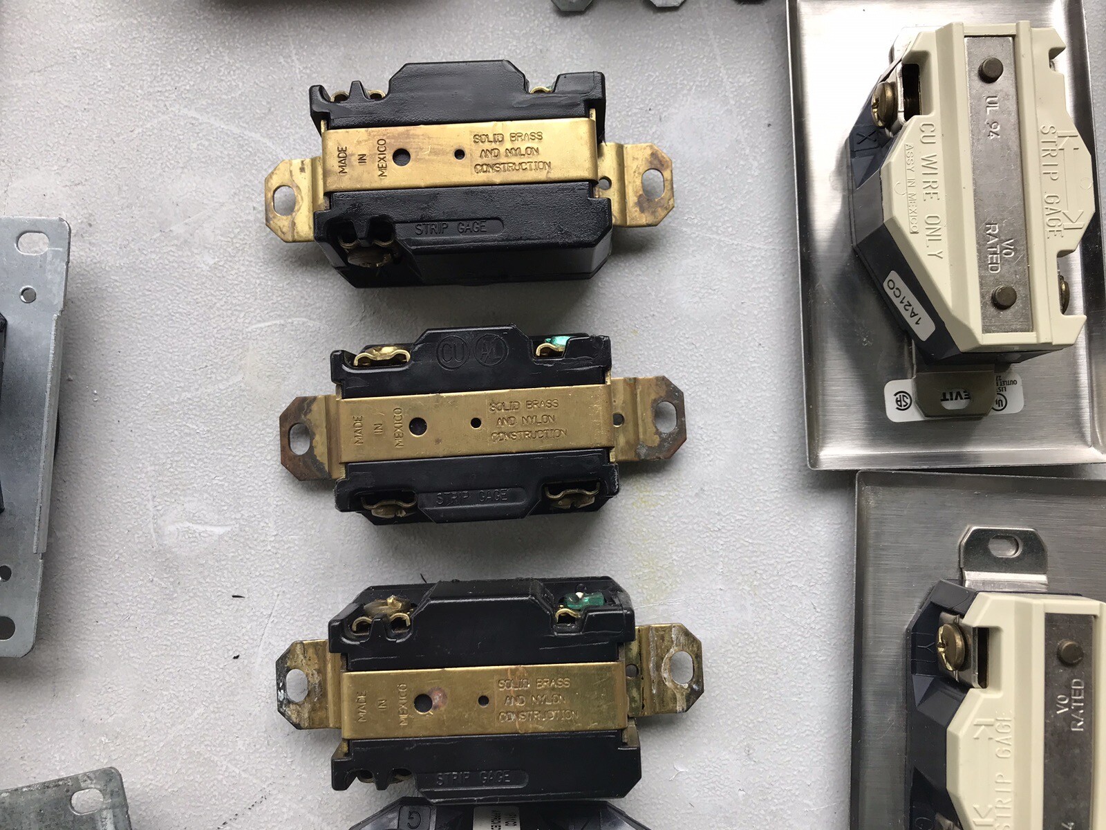LEVITON and Unbranded Outlets 125 V 20A (16 Units) 250V 30A (16 Units) Plus.