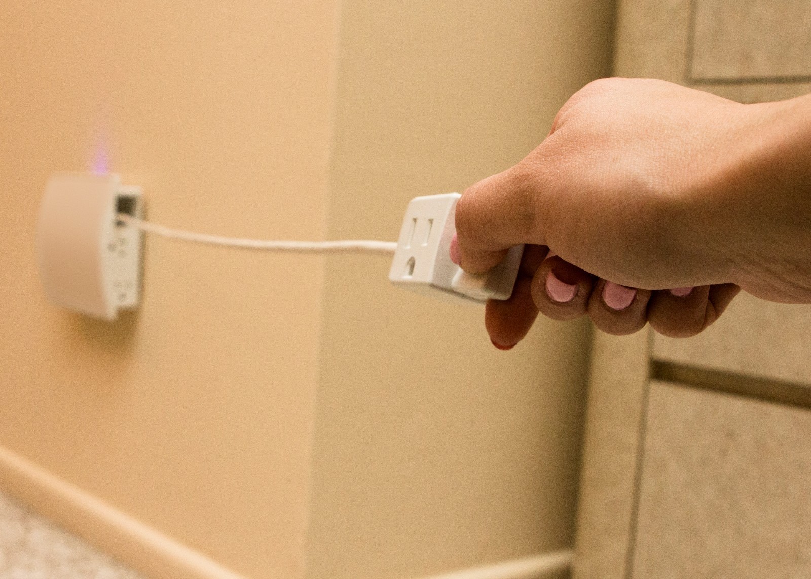 XTENDACORD+INCLUDED USB & Retractable 6′ Cord w 6 Rotated Outlets Surge+ Breaker