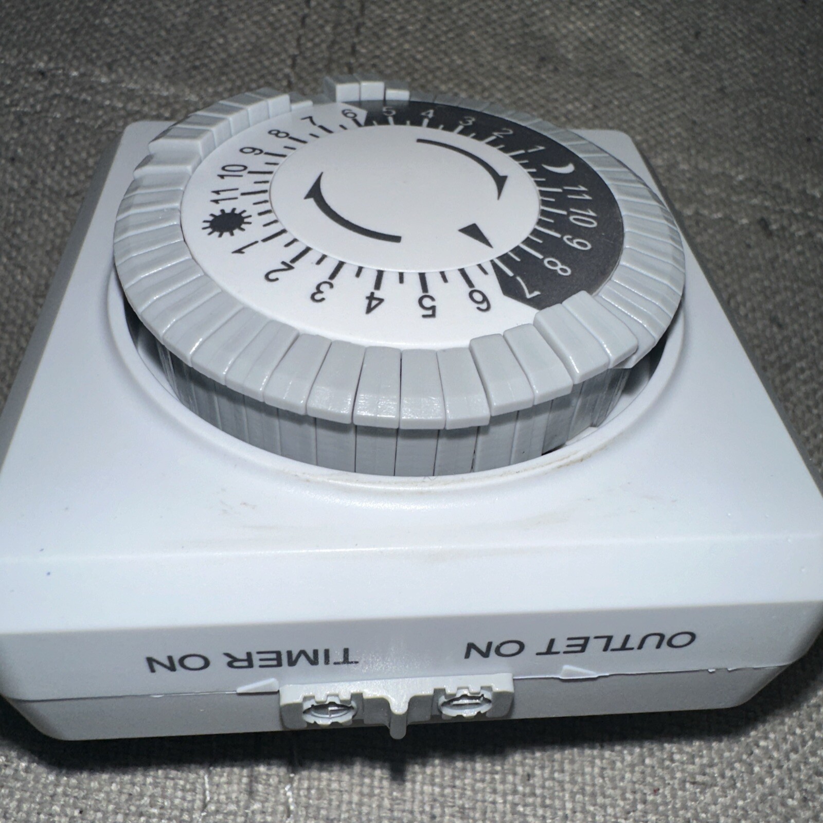 3 Automatic Light Timers Outlet 24 Hours. Only Used Once.