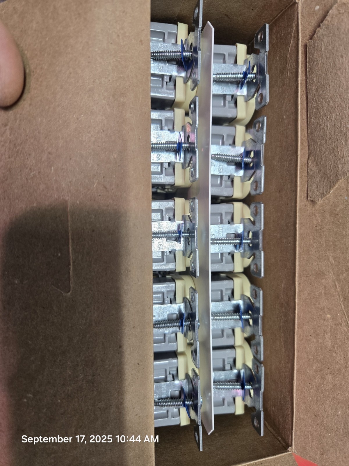 10 Pack EATON 15 AMP Standard Duplex Receptacle -IVORY- #BR15V-10-LW