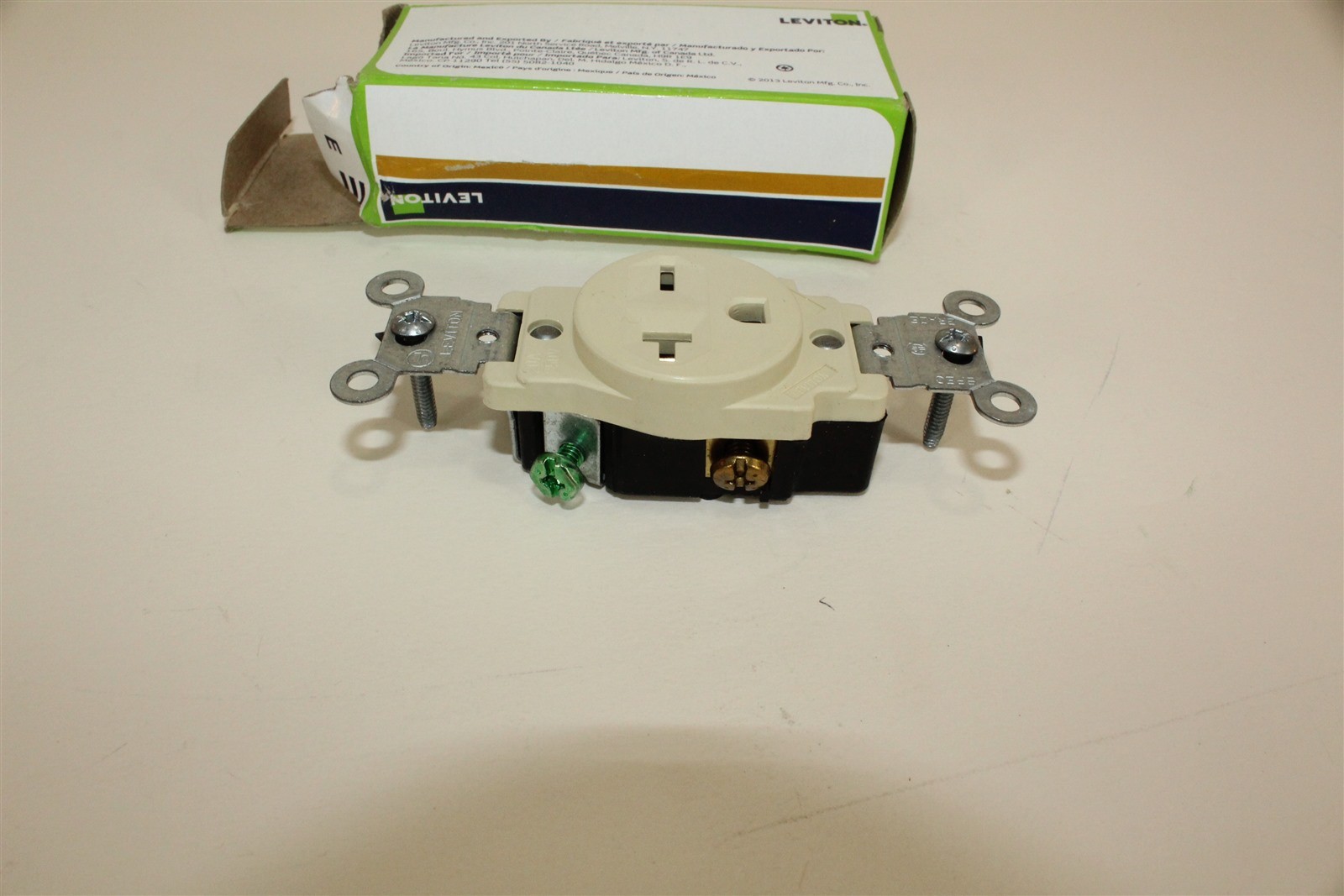 Receptacle 20A 250V Narrow Single Straight Blade Comm Grounding Ivory