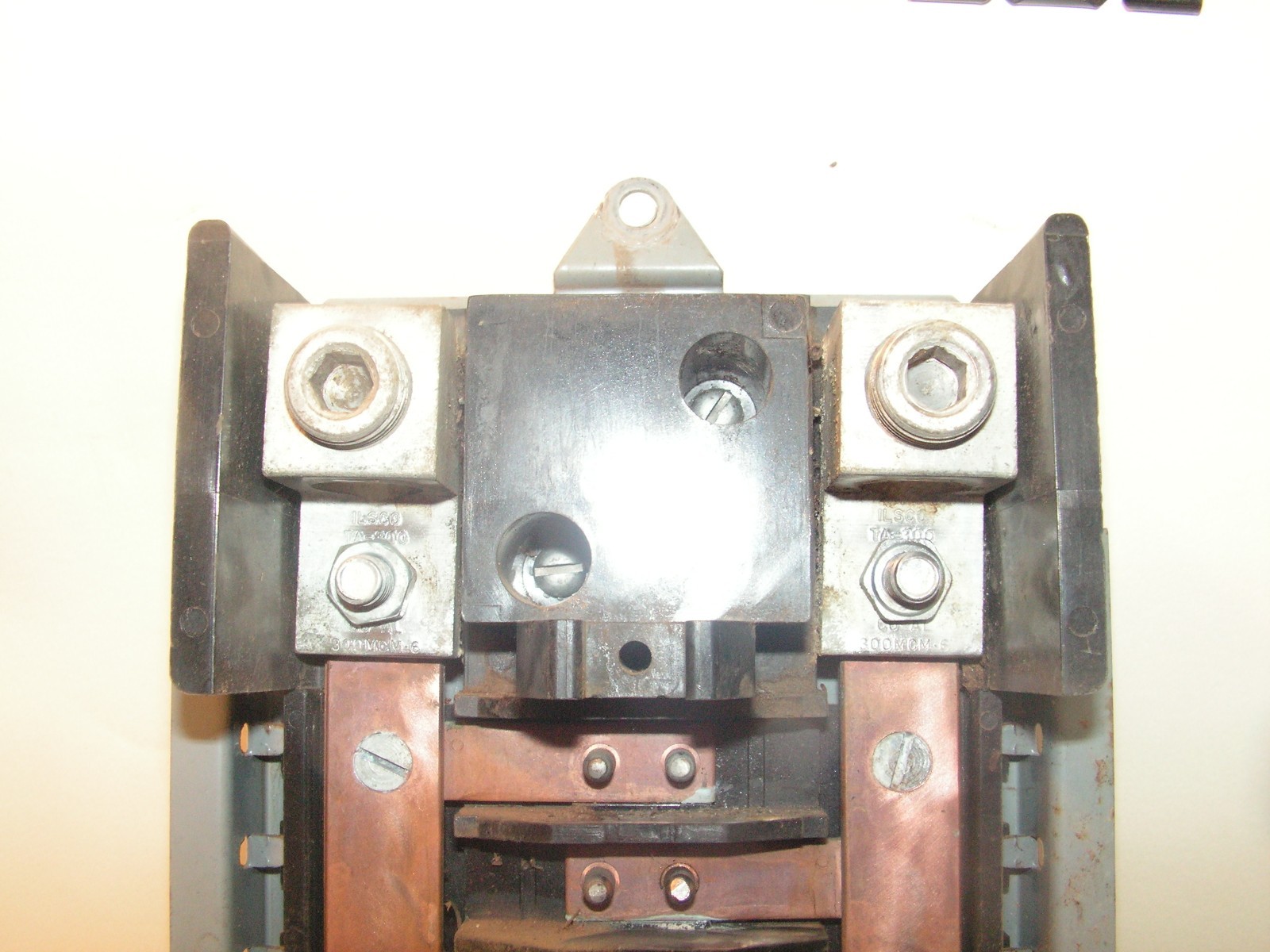 Cutler-Hammer Main Lug Busbar 150 Amps 30 Spaces 2 Sided Cat. No. CH30