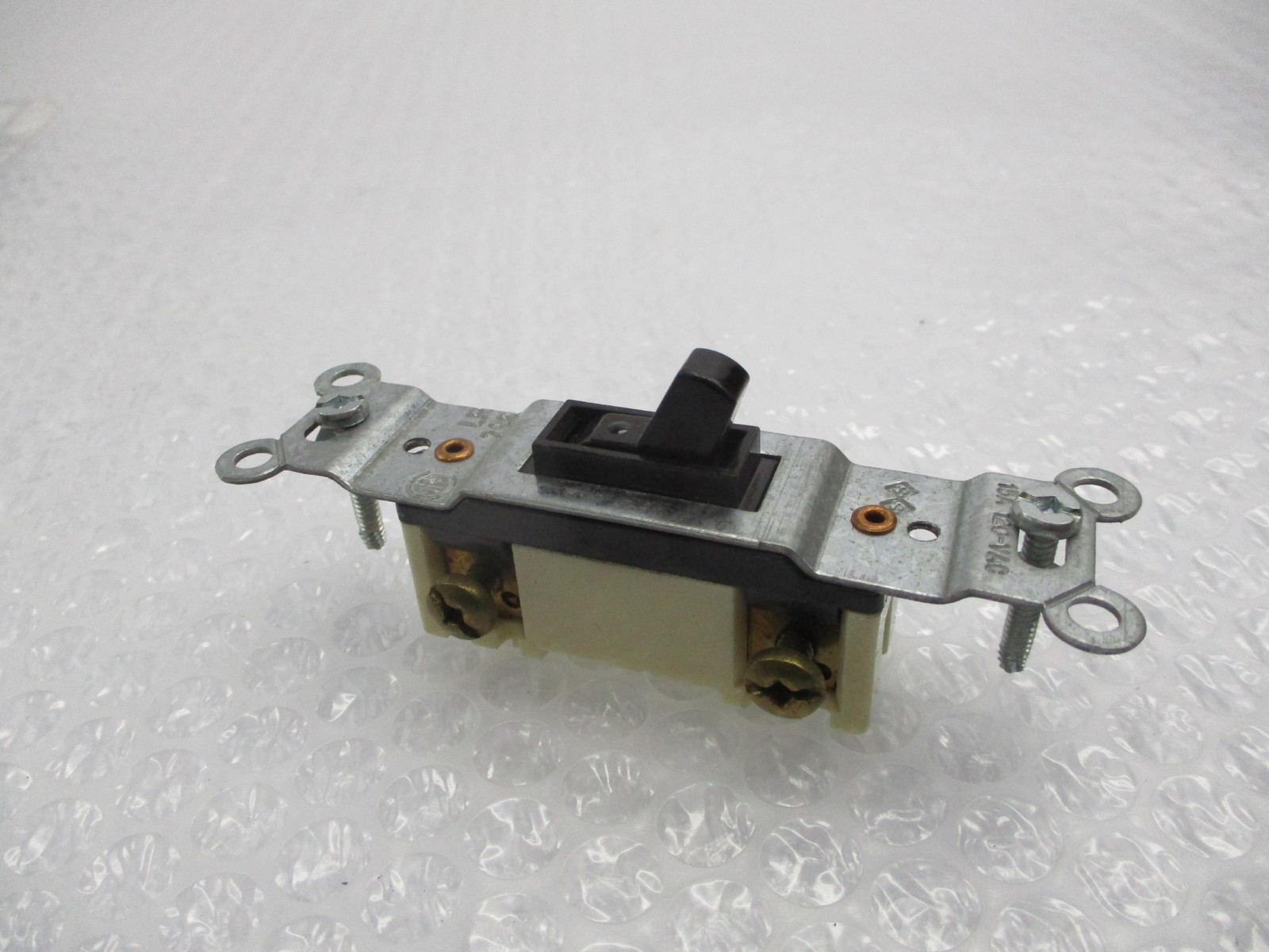 LEVITON 15A 120VAC SINGLE POLE SWITCH NSNP