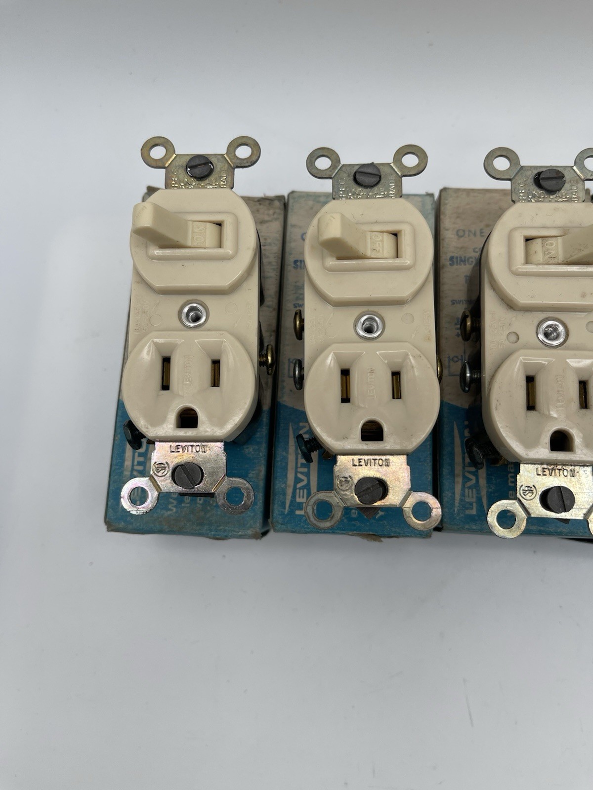 Leviton 5219-I Single Pole Switch Grounding Outlet Ivory 15A 120/277V Lot of 4