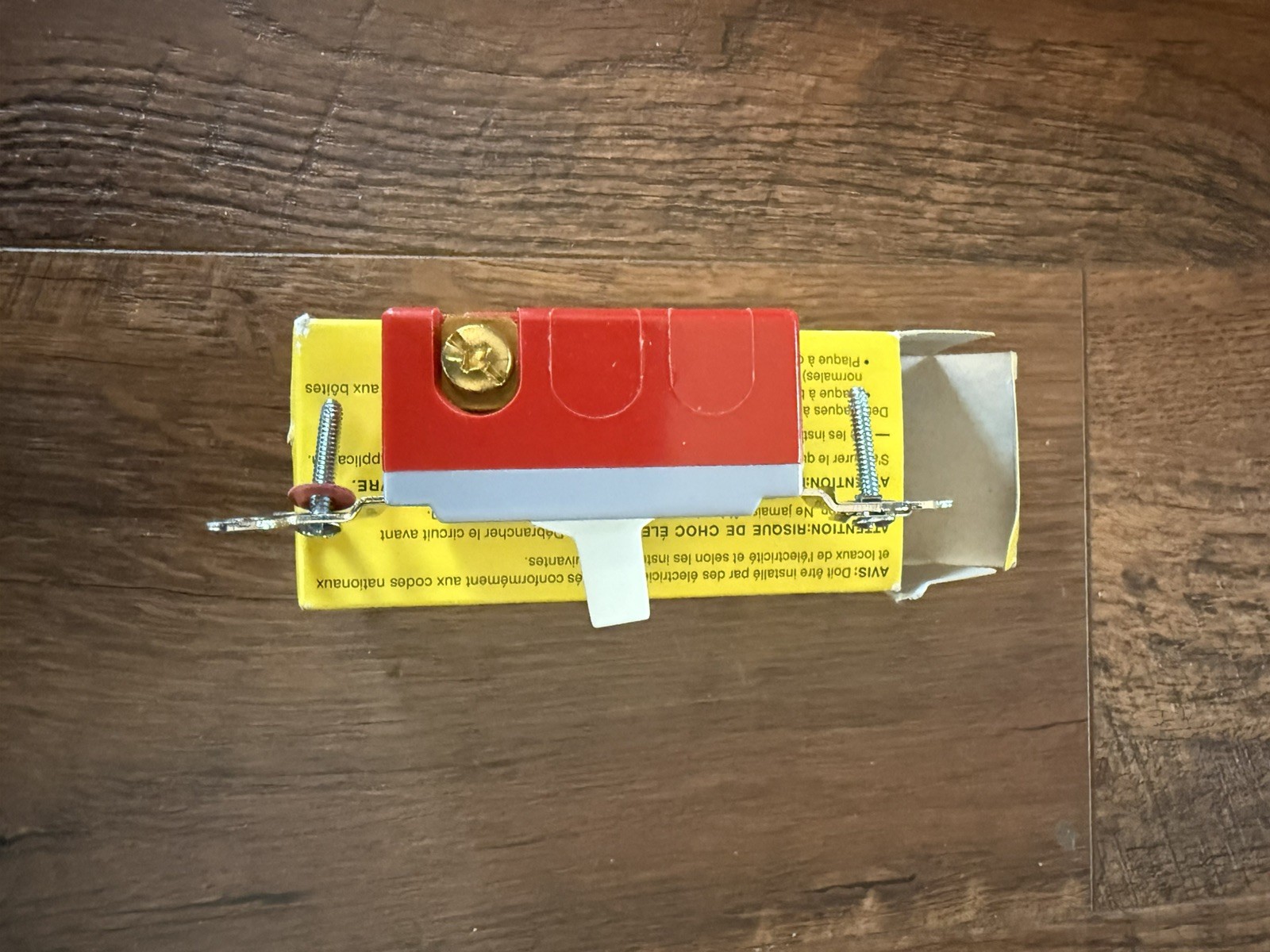 Hubbell HBL1385W Toggle, Single Pole Double Throw, Center Off, 20 amp, 120/277V,