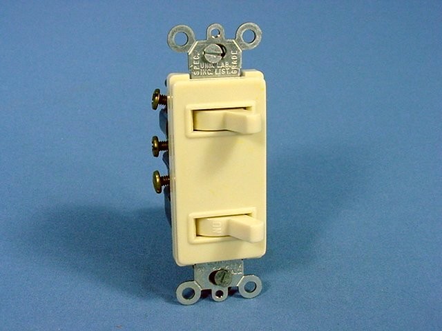 Leviton Ivory Decora SP/3-Way Double Switch Duplex Toggle 15A 5641-I Boxed