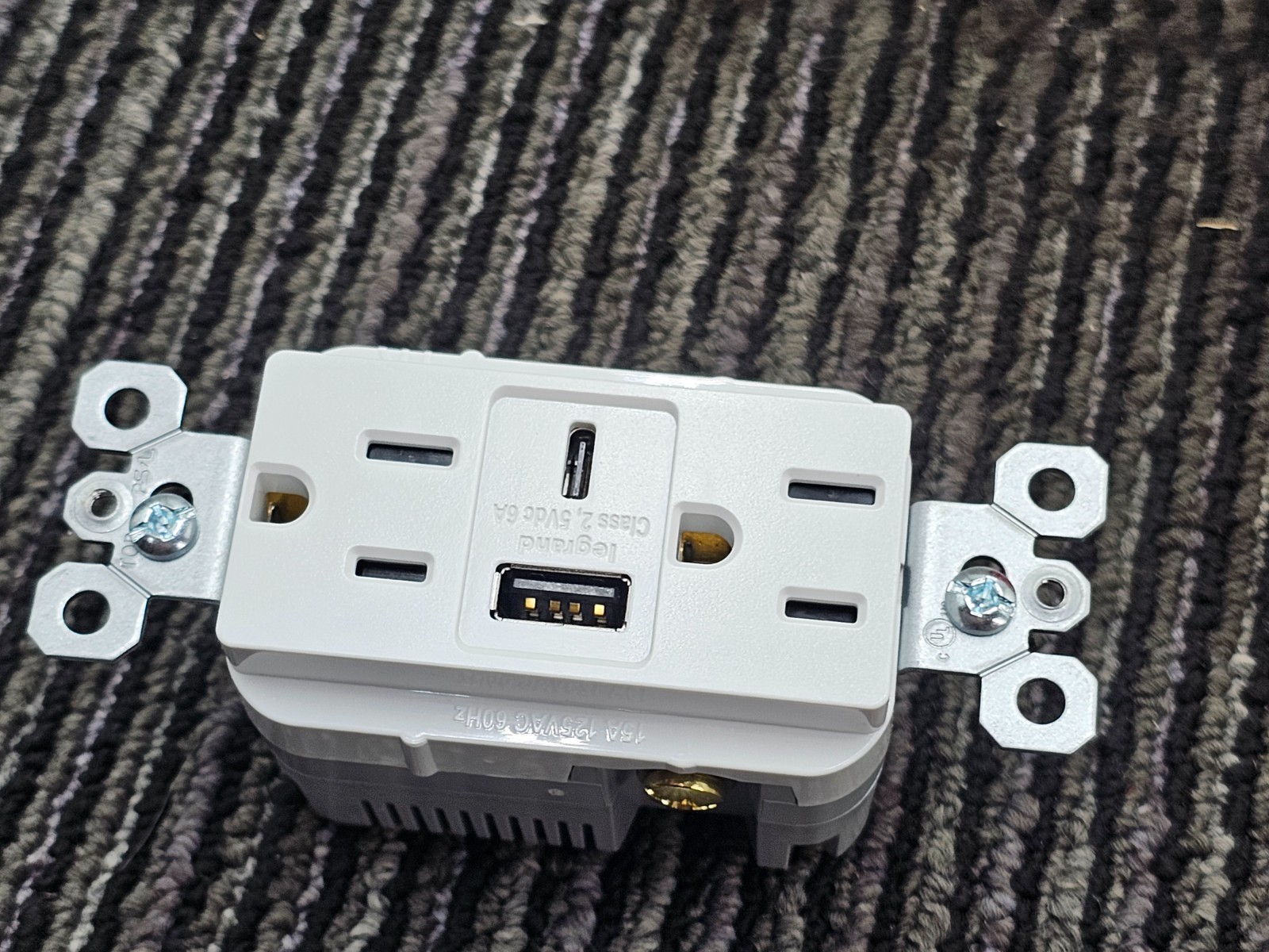 (QTY 2) Legrand R26USBAC6W 15A Tamper-Resistant Ultra-Fast USB Outlet White 125V