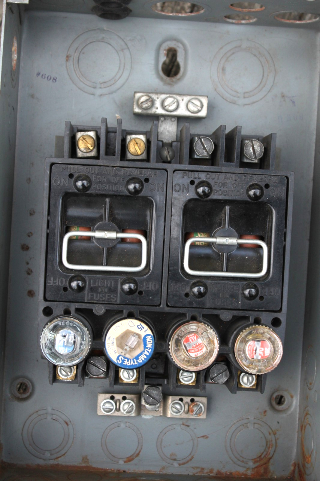 CUTLER HAMMER 100 AMP SERVICE / FUSE PANEL with pull out fuse blocks WORKING