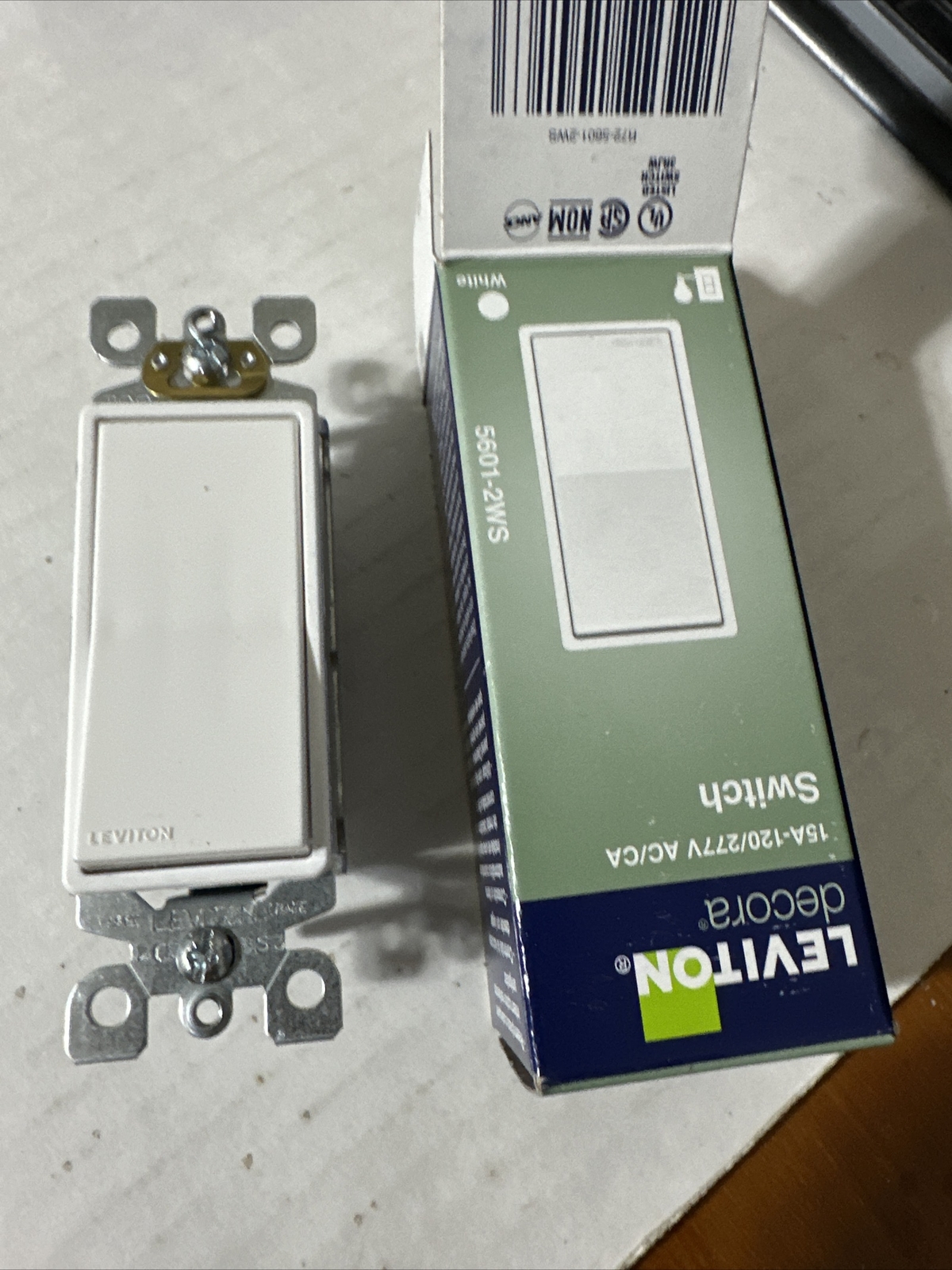 Leviton Decora 5601-2WS Rocker Switch in WHITE (15A 120/277V AC)