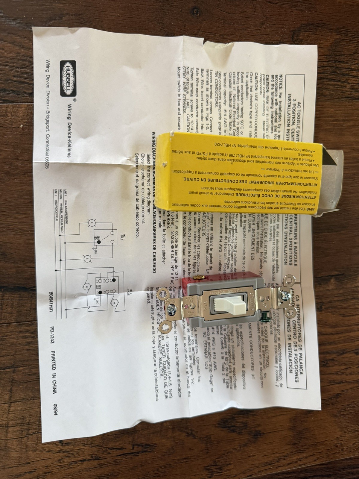 Hubbell HBL1385W Toggle, Single Pole Double Throw, Center Off, 20 amp, 120/277V,