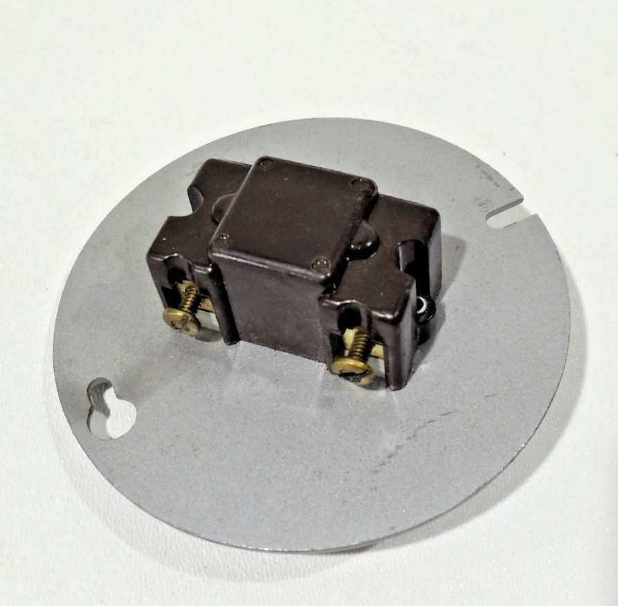 AC/DC Toggle Switch Brown Side Wired Single Pole on 4″ Cover LEVITON 11222