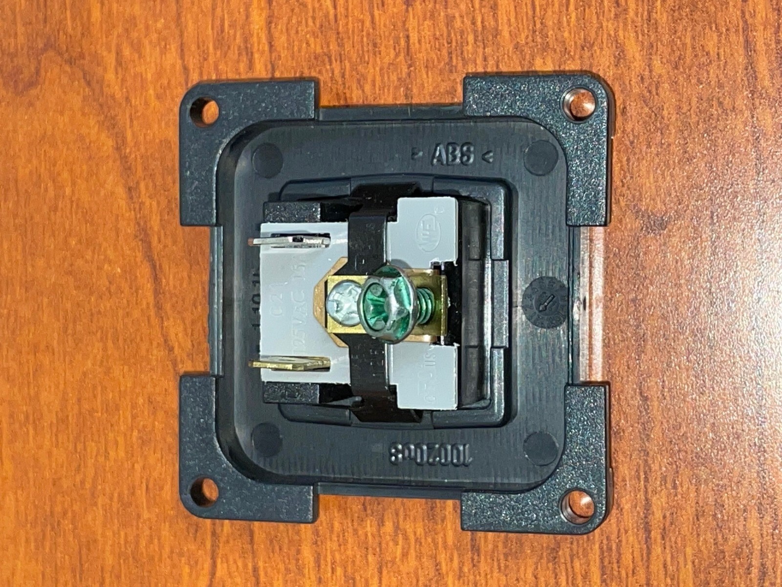 Surface mount Outlet w/flip cover, 5-15,120V, 2.36″ sq Inprojal 60KLFSCH/10020US