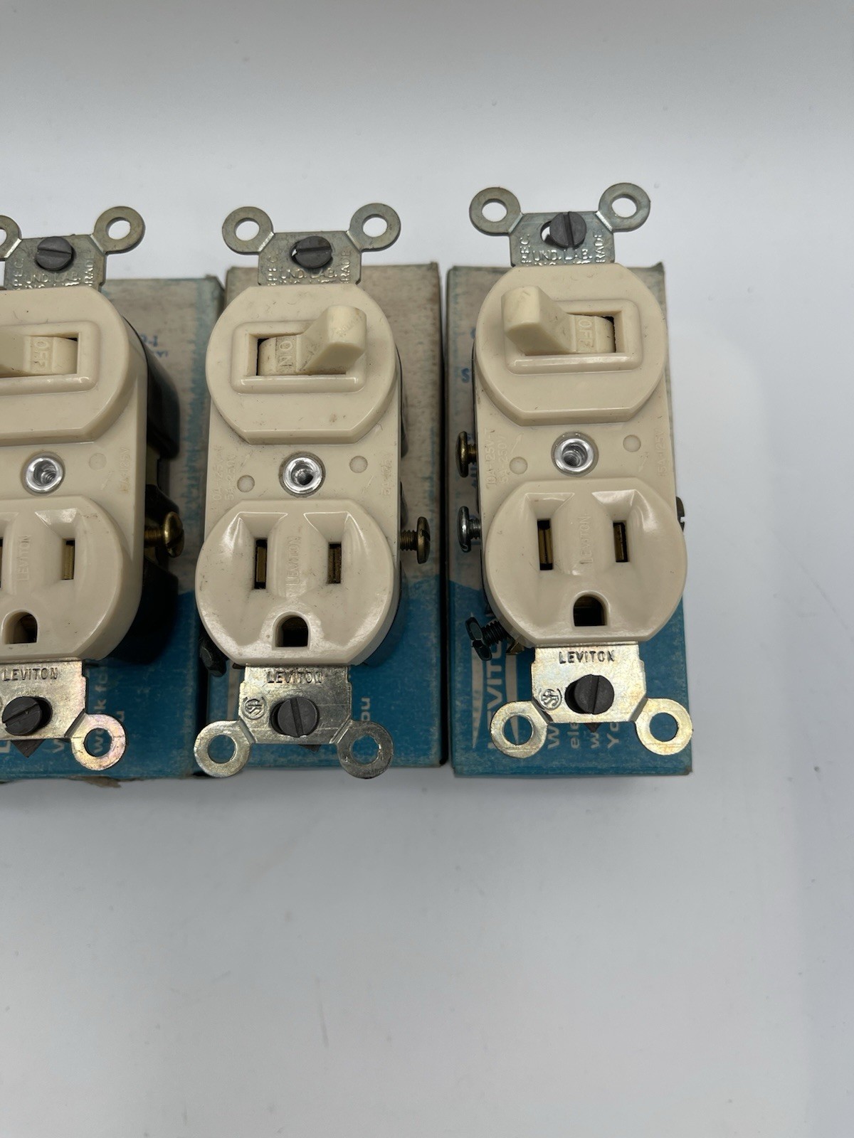 Leviton 5219-I Single Pole Switch Grounding Outlet Ivory 15A 120/277V Lot of 4