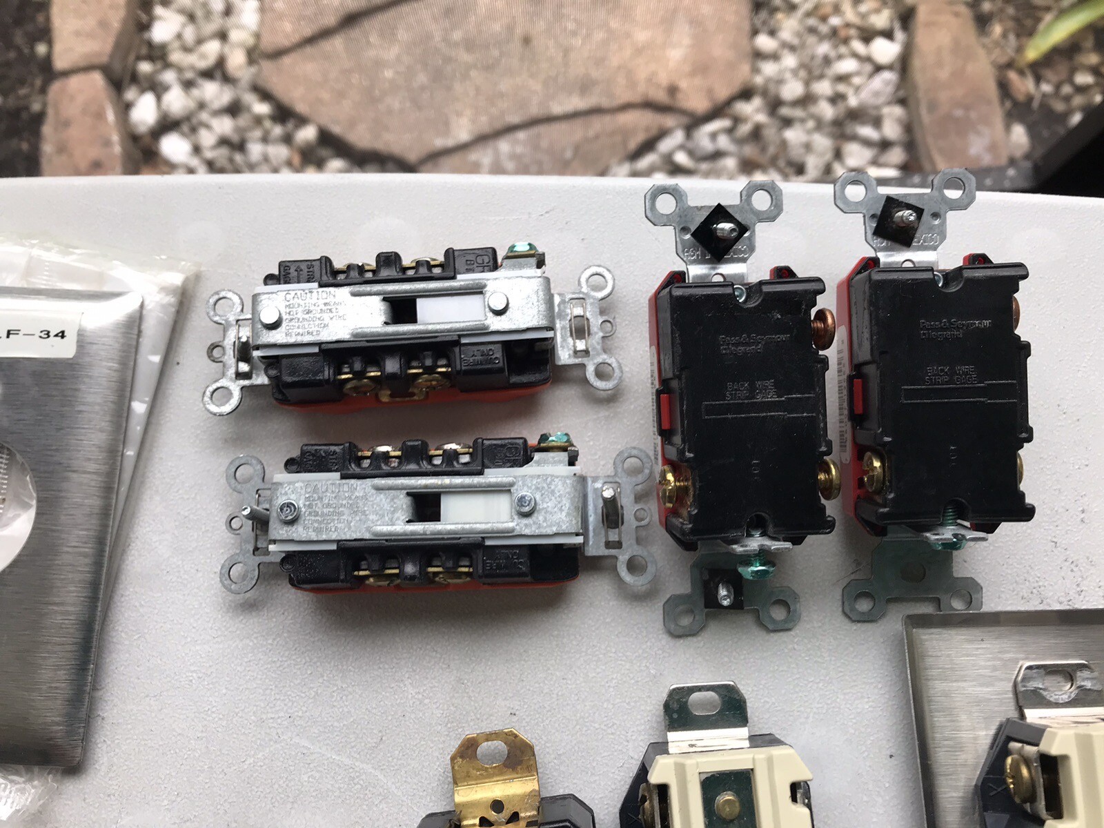 LEVITON and Unbranded Outlets 125 V 20A (16 Units) 250V 30A (16 Units) Plus.