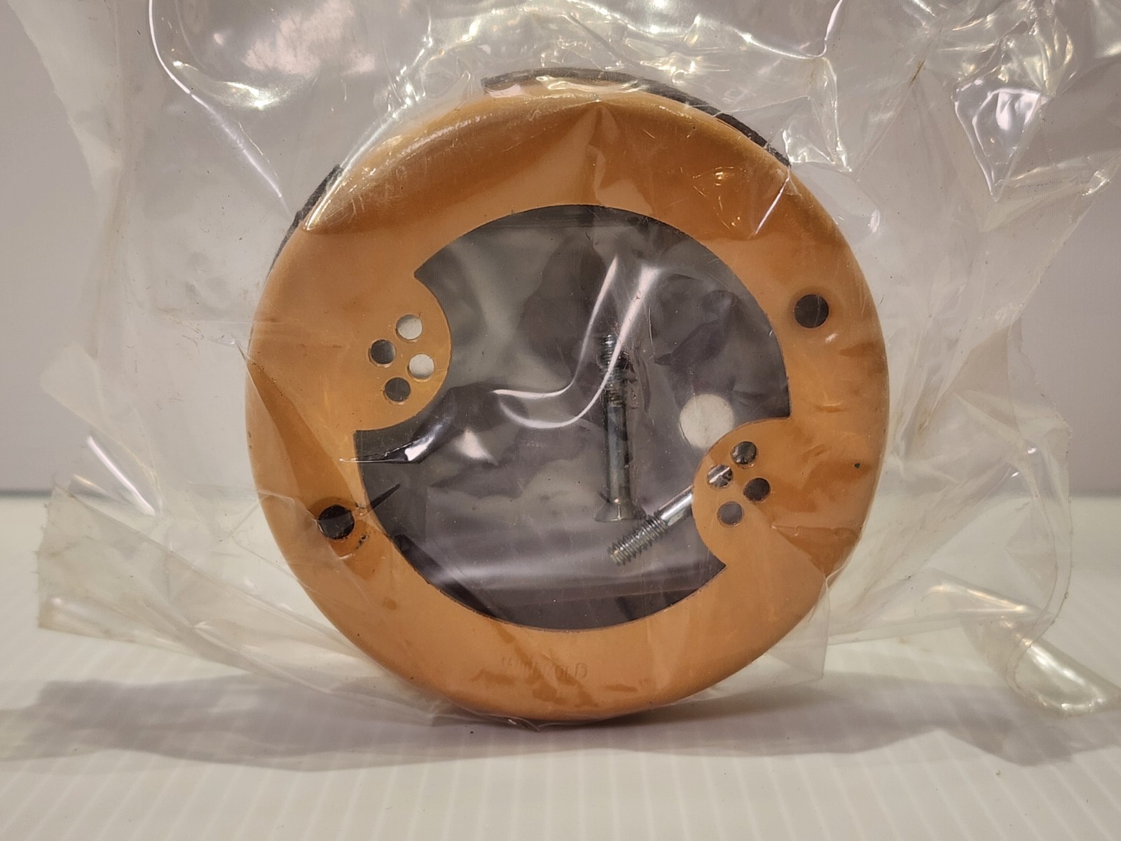 Wiremold 5733, Round Outlet Box, Buff, NEW, LOT OF 1