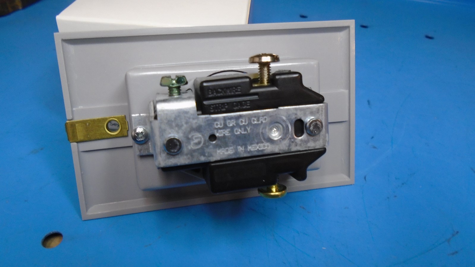 Pass & Seymour S3713-GRY Single Recessed Receptacle 15a 125v, Clock Hanger
