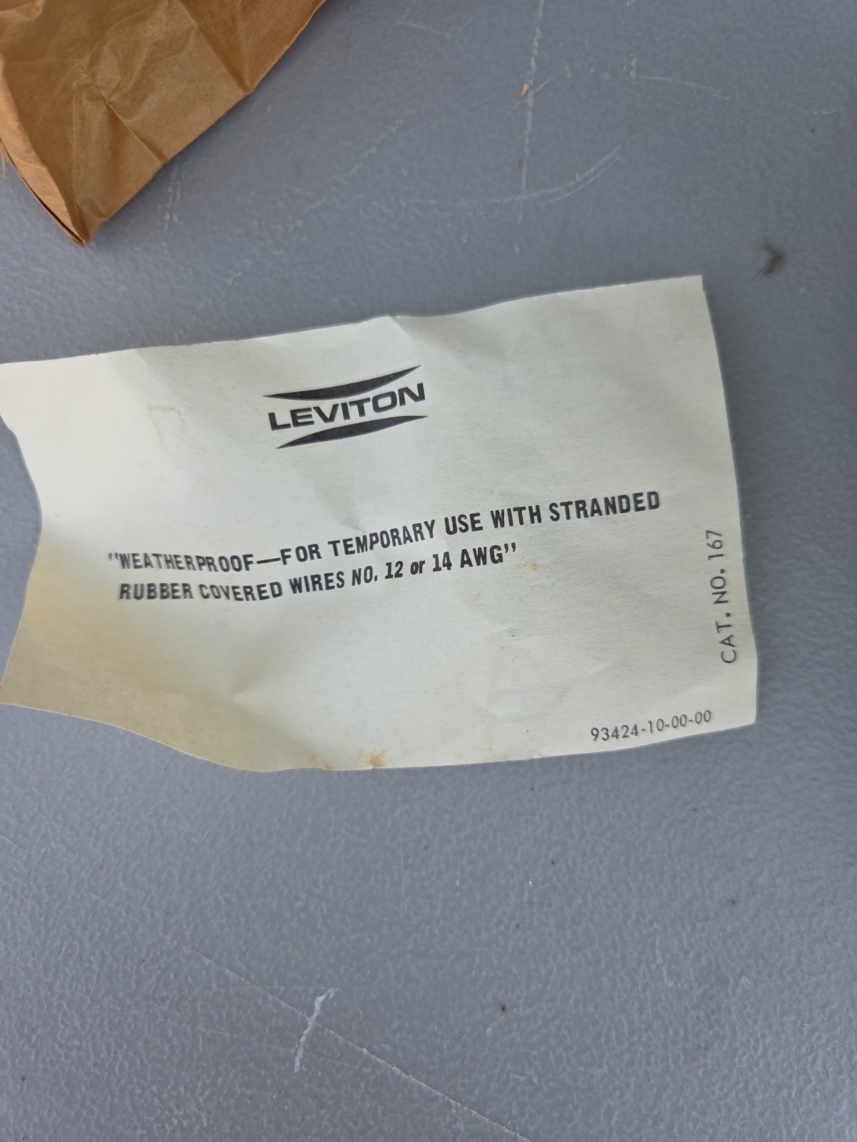 23-USA BAKELITE 1982 LEVITON NO. 167 660W 250V WEATHERPROOF PIN-TYPE LAMPHOLDER