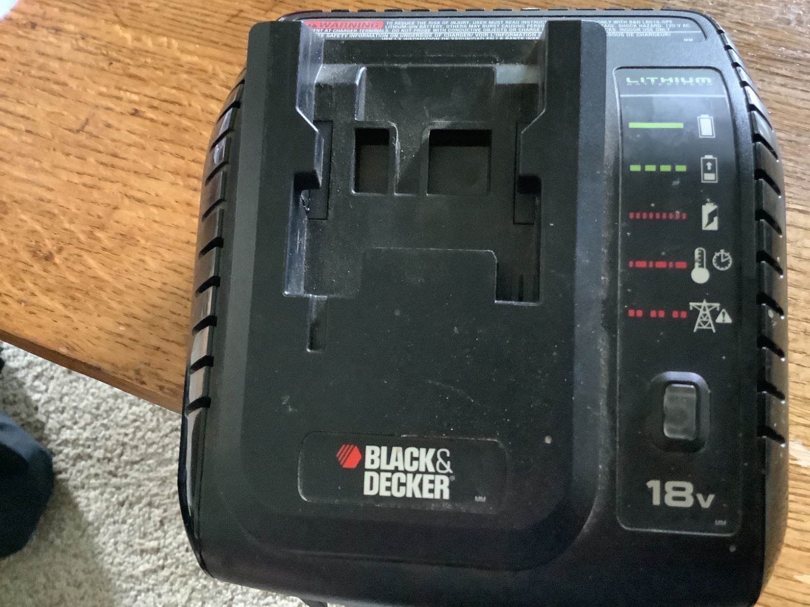BATTERY CHARGER. BLACKAND DECKER 18v lithium