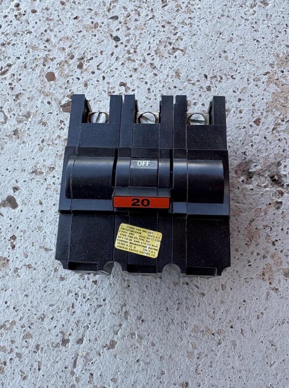 CIRCUIT BREAKER 3 POLES 20 AMPS STAB-LOK FEDERAL PACIFIC 250 VOLTS