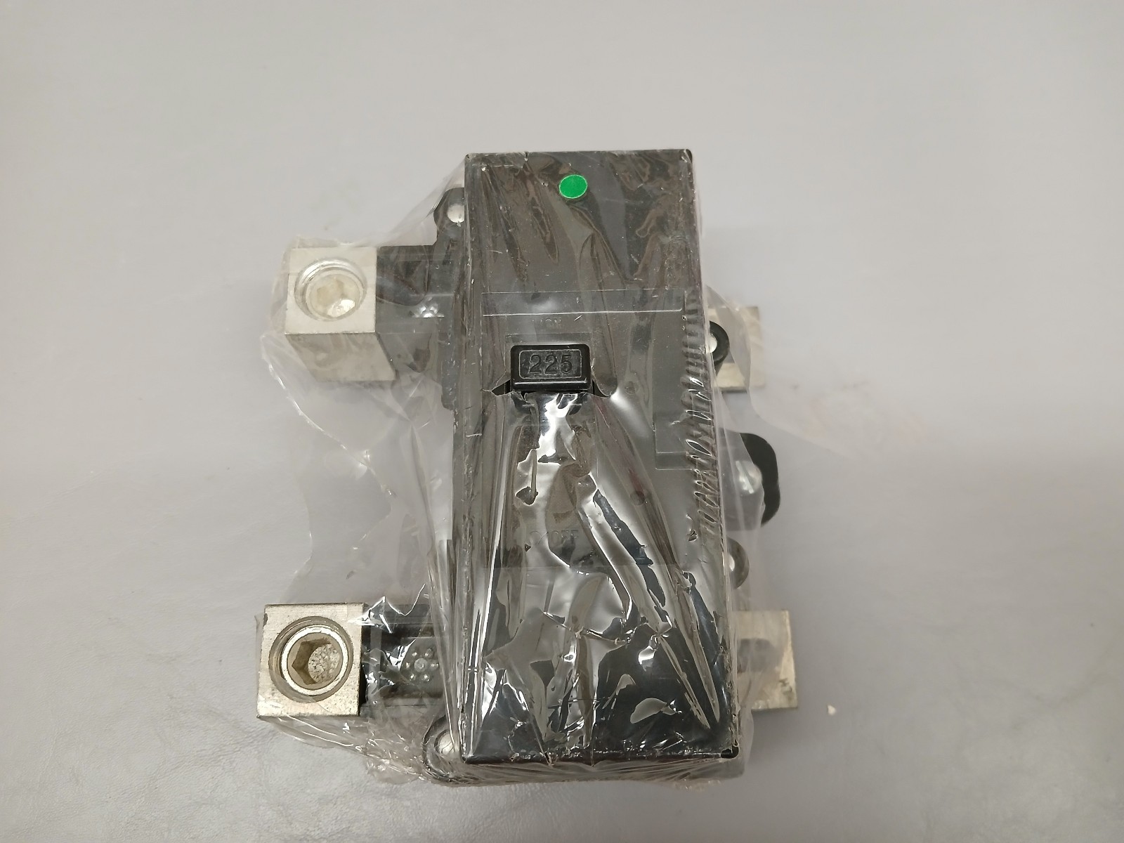 NOS Square D 225 Amp 2 Pole 120/240V QOM2225VH Main Circuit Breaker