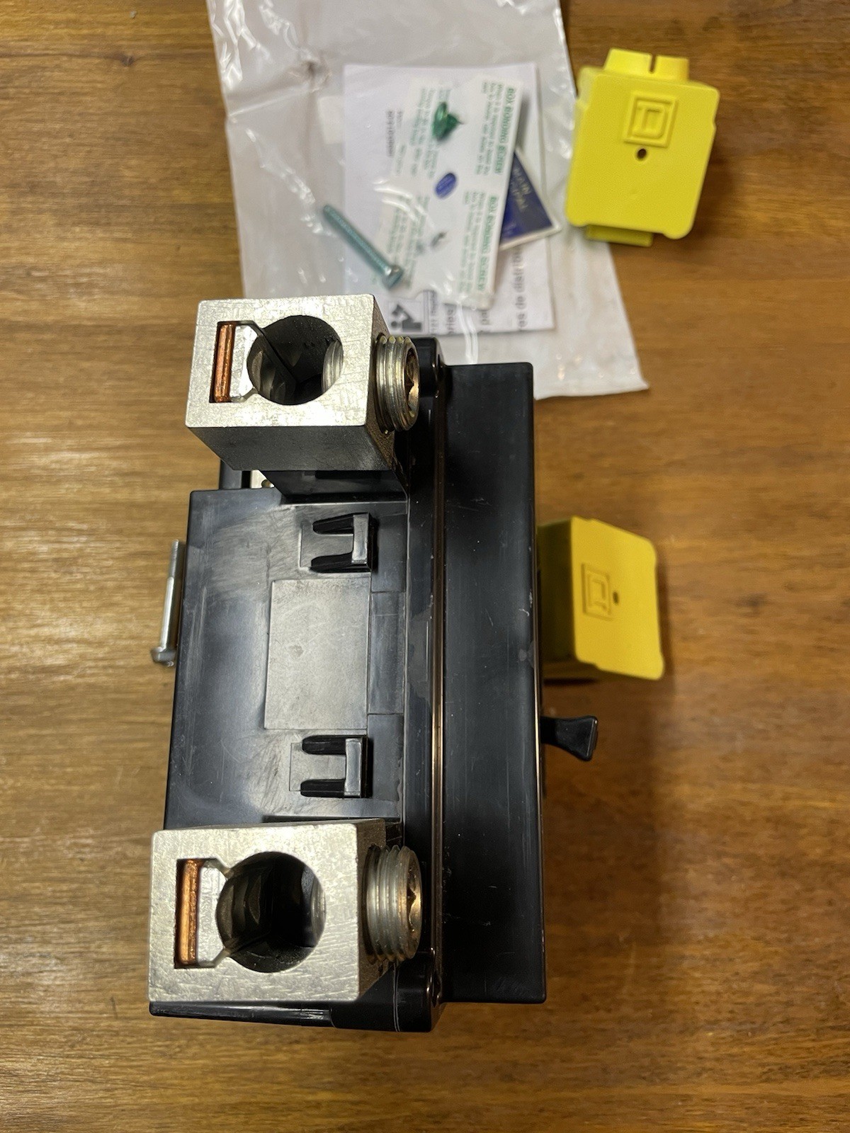 Square D QOM2200VH 200A Circuit Breaker 120/240V Bolt-On AC Rectangular 2-Pole